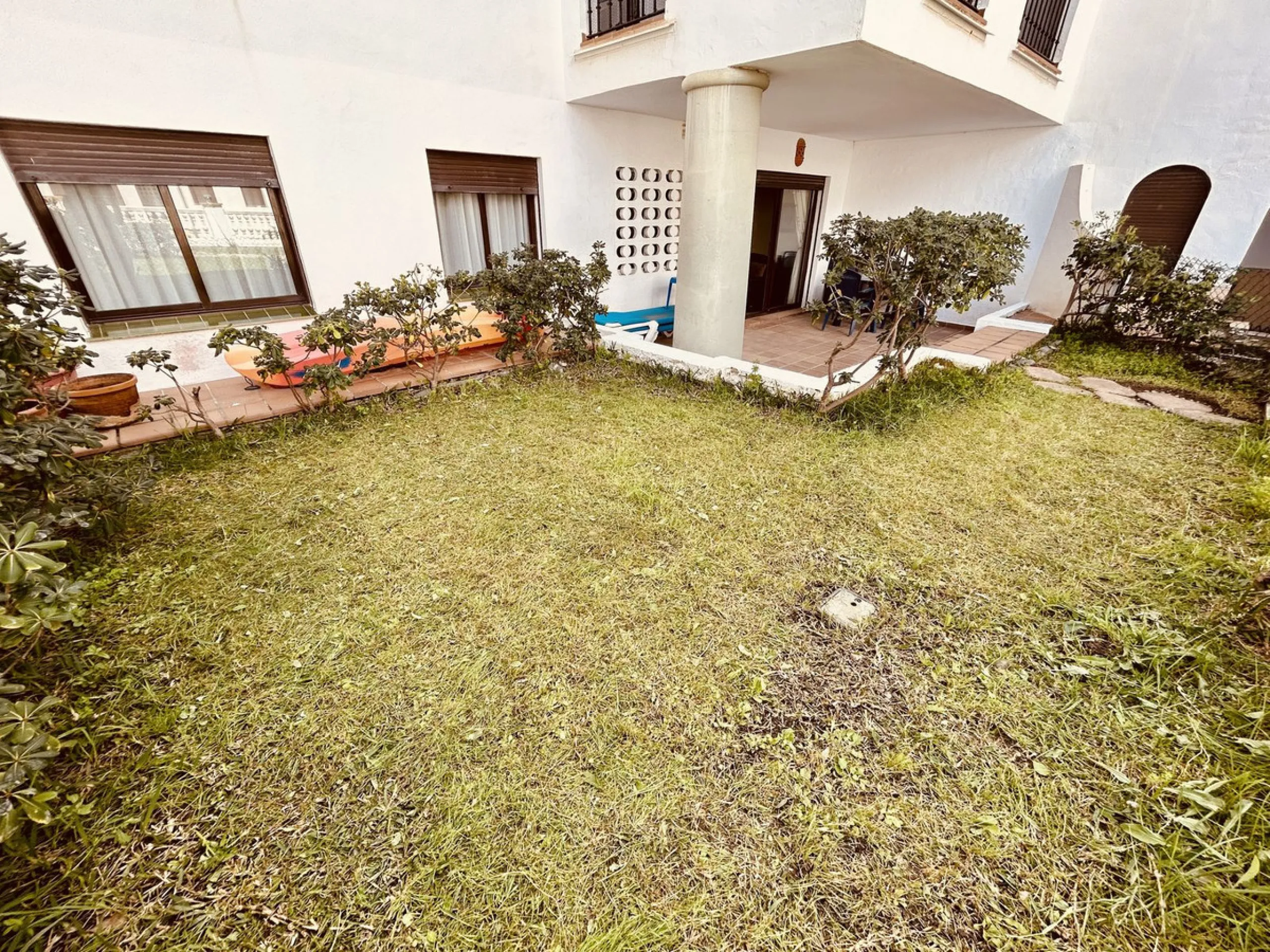 A charming garden apartment on a fantastic community with direct access to Duquesa Marina and the beautiful sandy beach.