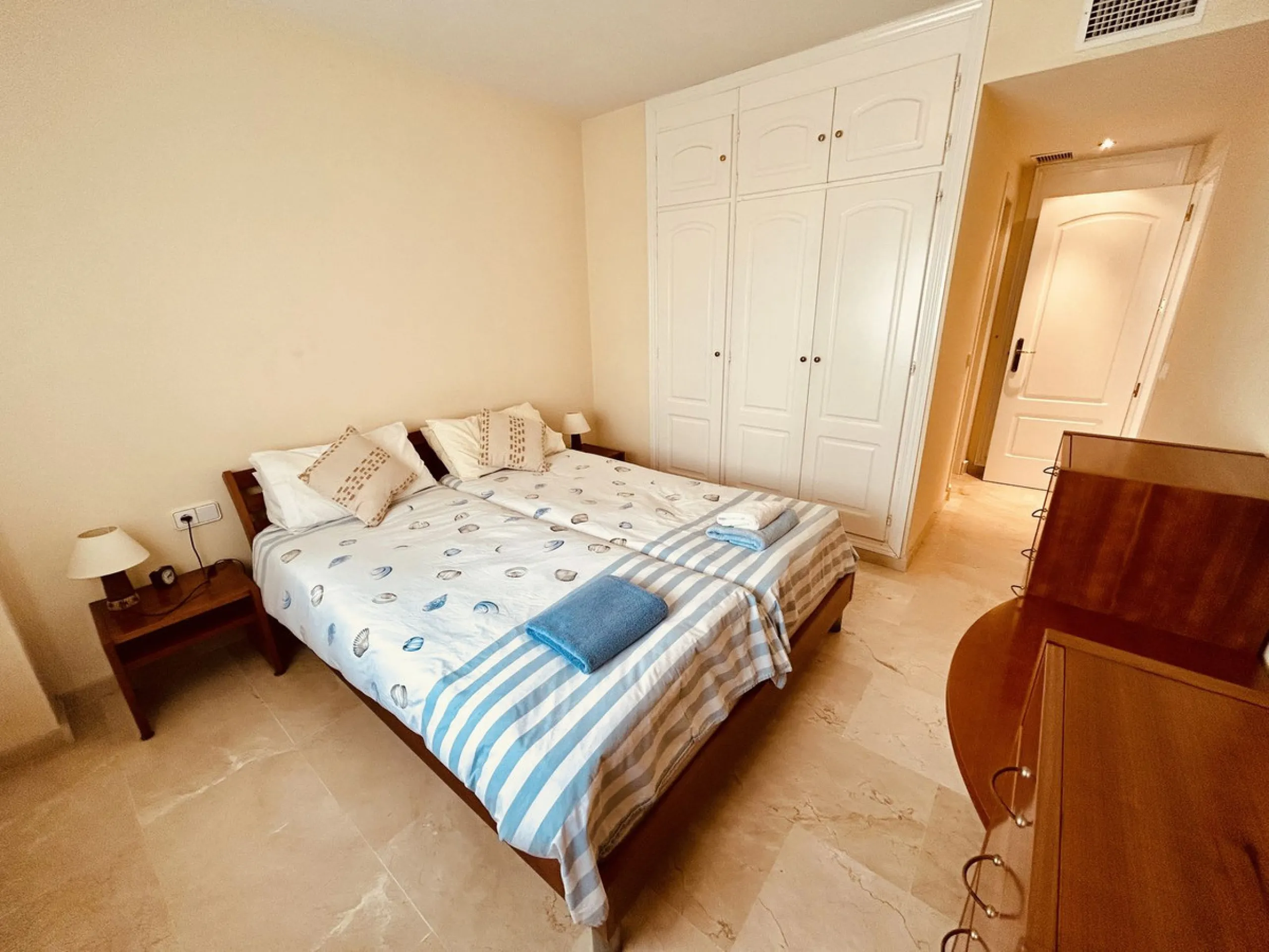 A charming garden apartment on a fantastic community with direct access to Duquesa Marina and the beautiful sandy beach.