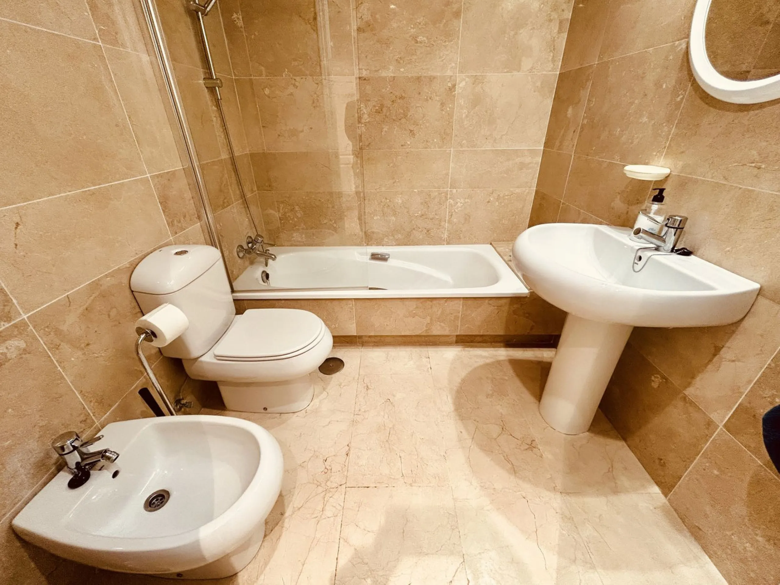 A charming garden apartment on a fantastic community with direct access to Duquesa Marina and the beautiful sandy beach.