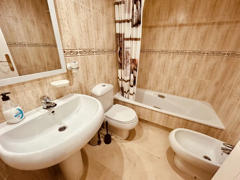 A charming garden apartment on a fantastic community with direct access to Duquesa Marina and the beautiful sandy beach.