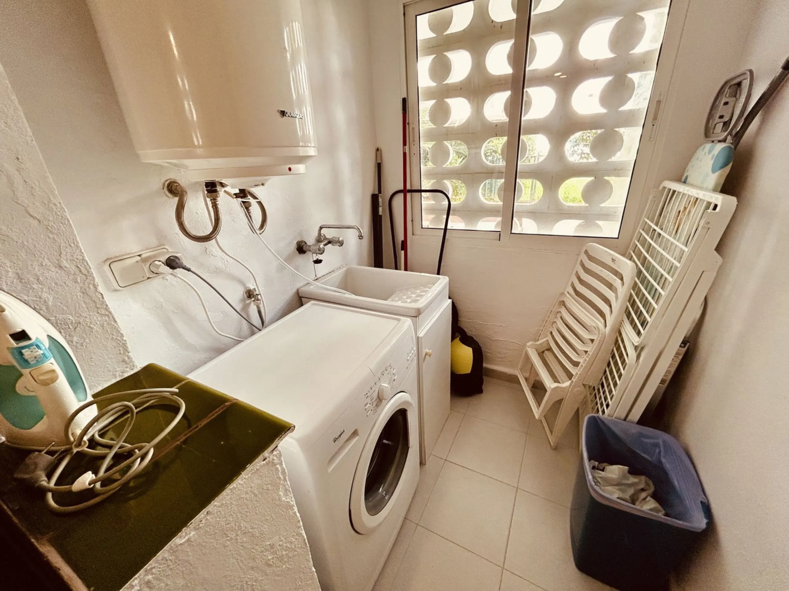 A charming garden apartment on a fantastic community with direct access to Duquesa Marina and the beautiful sandy beach.