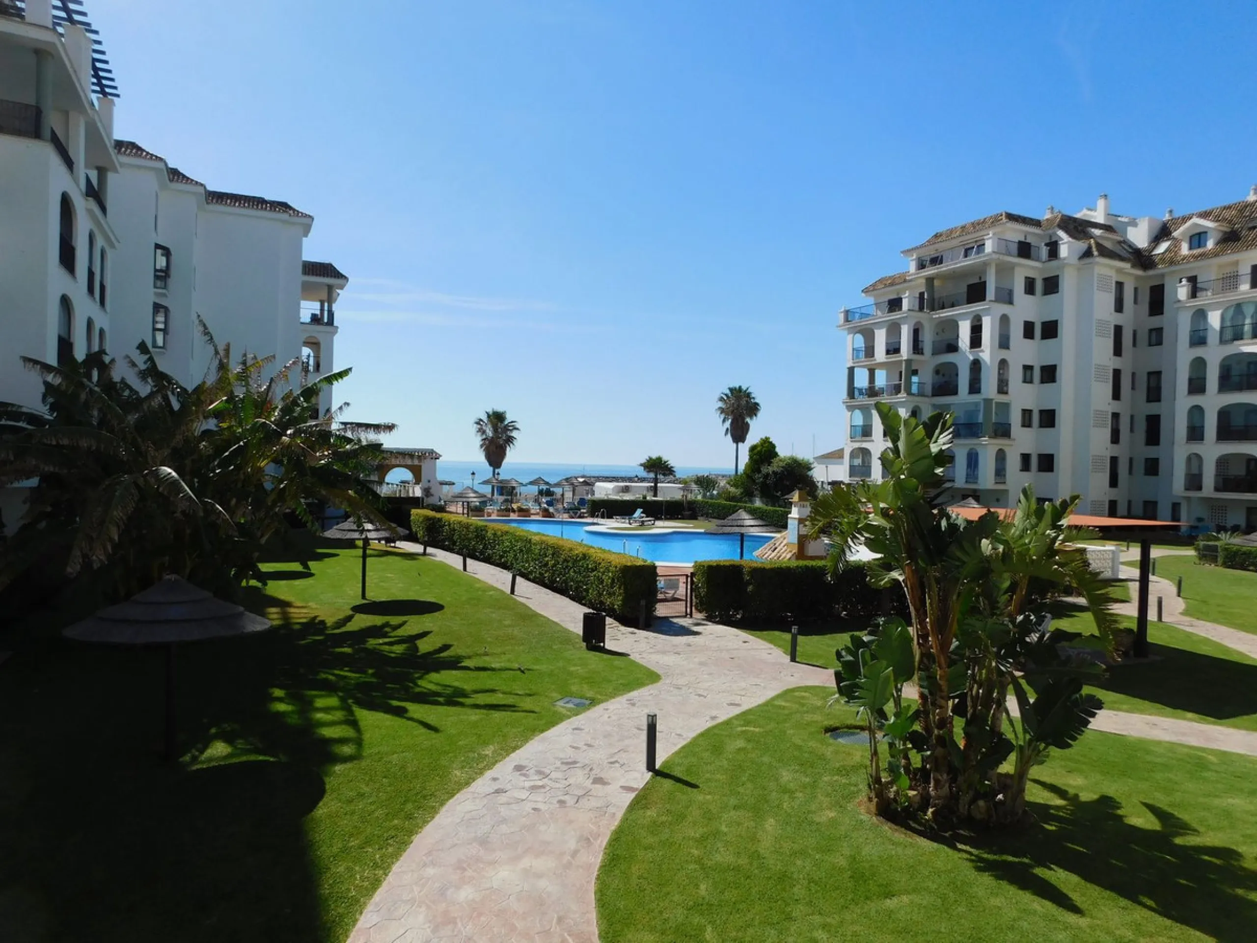 A charming garden apartment on a fantastic community with direct access to Duquesa Marina and the beautiful sandy beach.