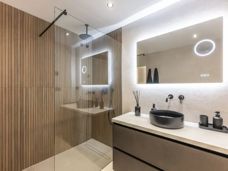 Luxury renovation in Nueva Andalucia. Top quality refurbishment with underfloor heating in the bathrooms and modern fire place.  In la Maestranza, a closed development with 24 hours security, very well maintained gardens and green areas with 2 pools (one 