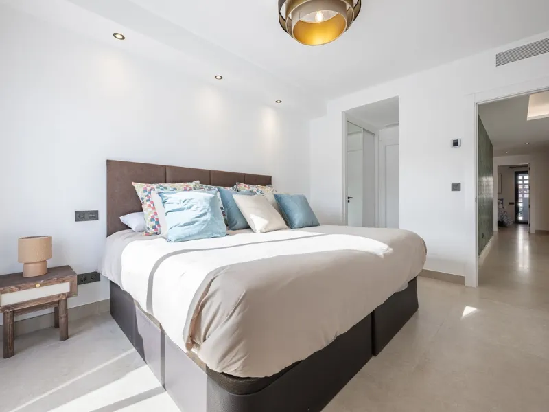 Luxury renovation in Nueva Andalucia. Top quality refurbishment with underfloor heating in the bathrooms and modern fire place.  In la Maestranza, a closed development with 24 hours security, very well maintained gardens and green areas with 2 pools (one 