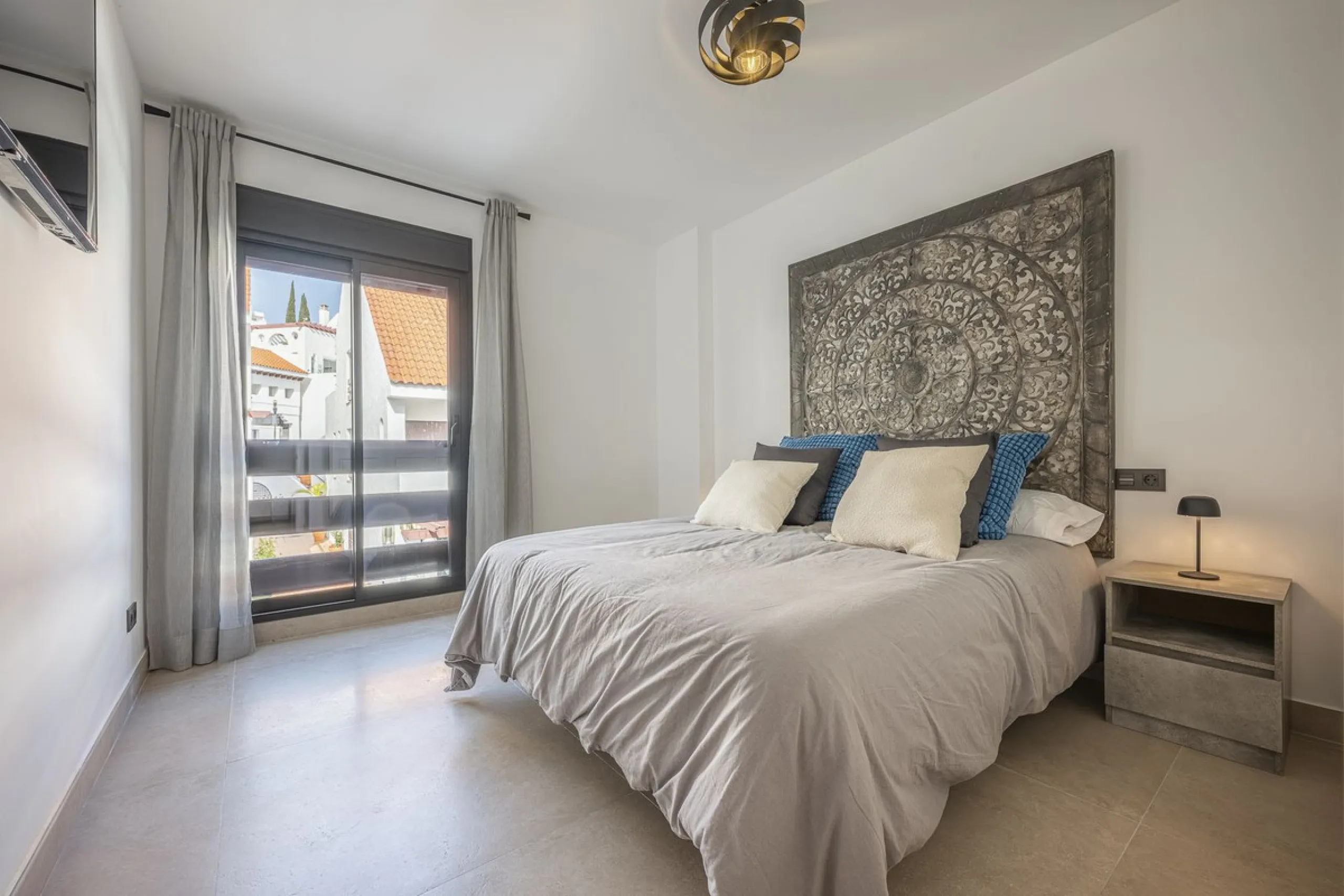 Luxury renovation in Nueva Andalucia. Top quality refurbishment with underfloor heating in the bathrooms and modern fire place.  In la Maestranza, a closed development with 24 hours security, very well maintained gardens and green areas with 2 pools (one 