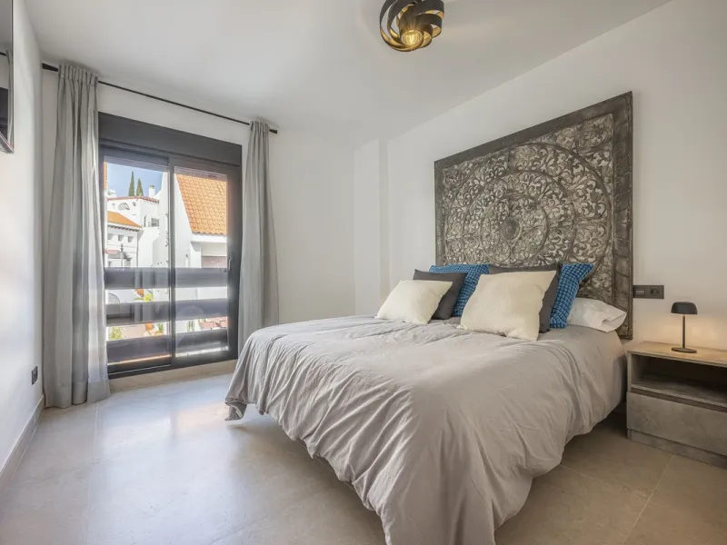 Luxury renovation in Nueva Andalucia. Top quality refurbishment with underfloor heating in the bathrooms and modern fire place.  In la Maestranza, a closed development with 24 hours security, very well maintained gardens and green areas with 2 pools (one 