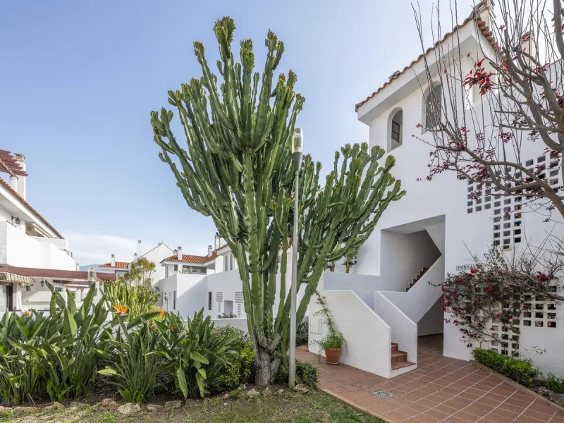Luxury renovation in Nueva Andalucia. Top quality refurbishment with underfloor heating in the bathrooms and modern fire place.  In la Maestranza, a closed development with 24 hours security, very well maintained gardens and green areas with 2 pools (one 