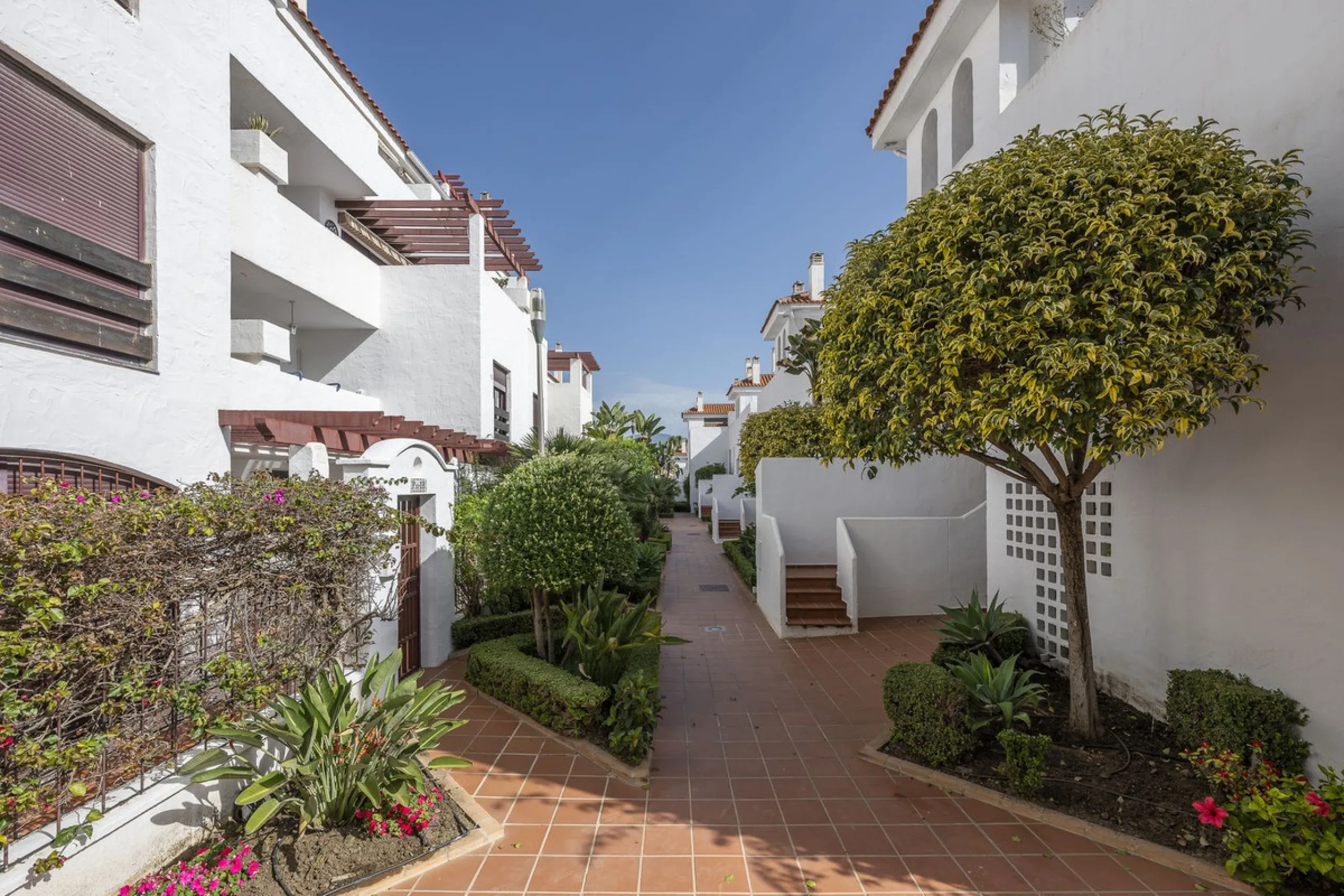 Luxury renovation in Nueva Andalucia. Top quality refurbishment with underfloor heating in the bathrooms and modern fire place.  In la Maestranza, a closed development with 24 hours security, very well maintained gardens and green areas with 2 pools (one 