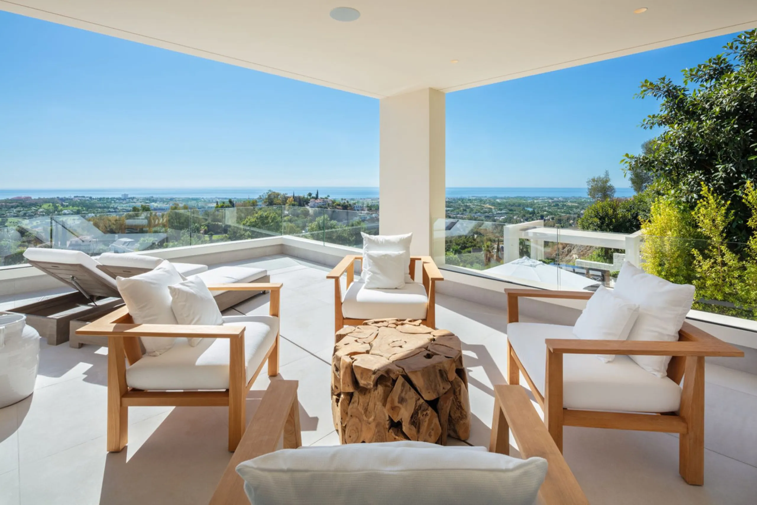 Bespoke and brand new contemporary home, situated on one of the last remaining available plots in El Herrojo, within the La Quinta Golf & Country Club resort, offering maximum accommodation in a prime location. The villa has been built and design to the h