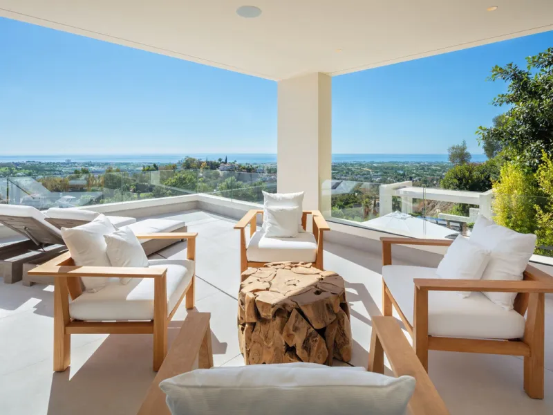 Bespoke and brand new contemporary home, situated on one of the last remaining available plots in El Herrojo, within the La Quinta Golf & Country Club resort, offering maximum accommodation in a prime location. The villa has been built and design to the h