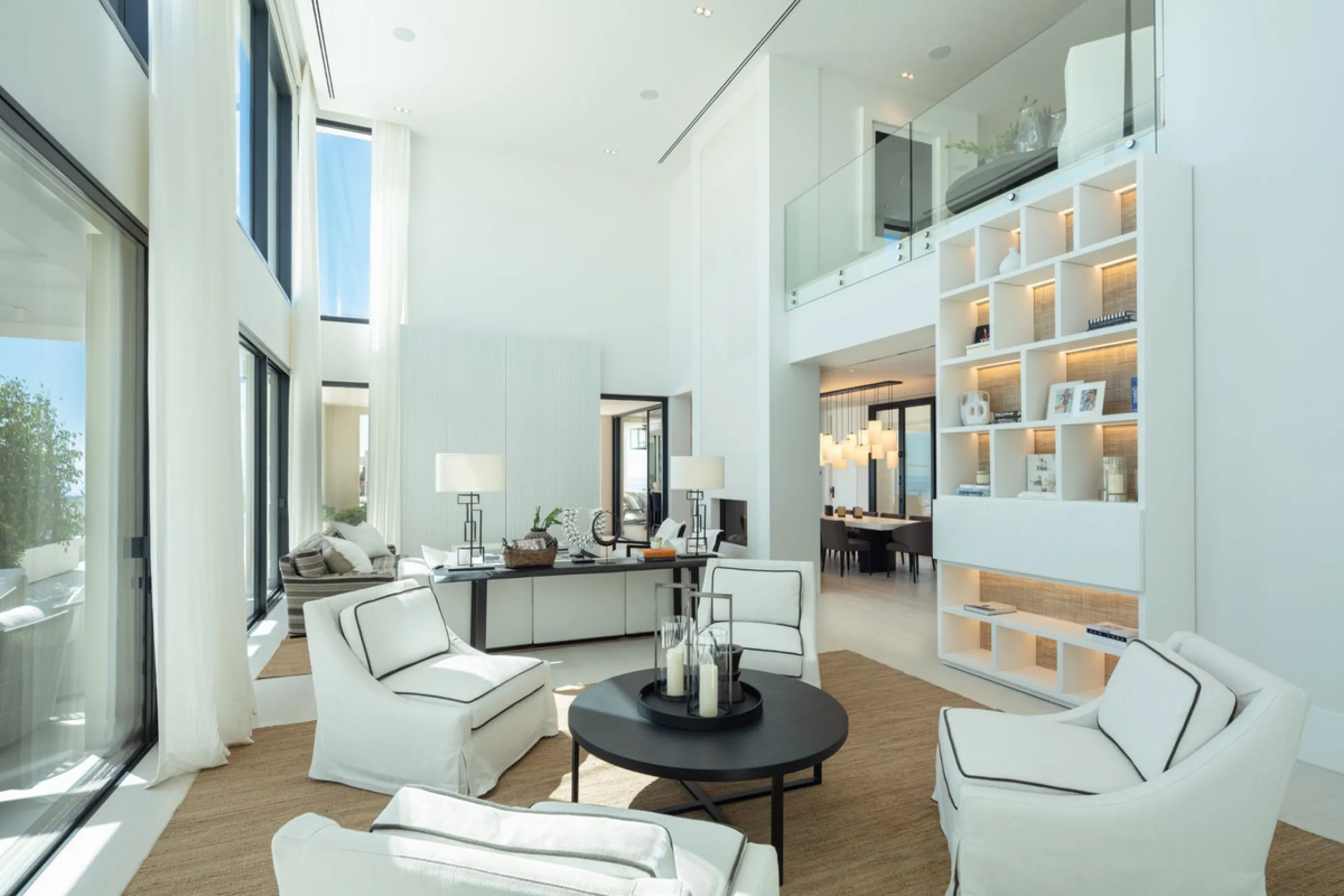Bespoke and brand new contemporary home, situated on one of the last remaining available plots in El Herrojo, within the La Quinta Golf & Country Club resort, offering maximum accommodation in a prime location. The villa has been built and design to the h