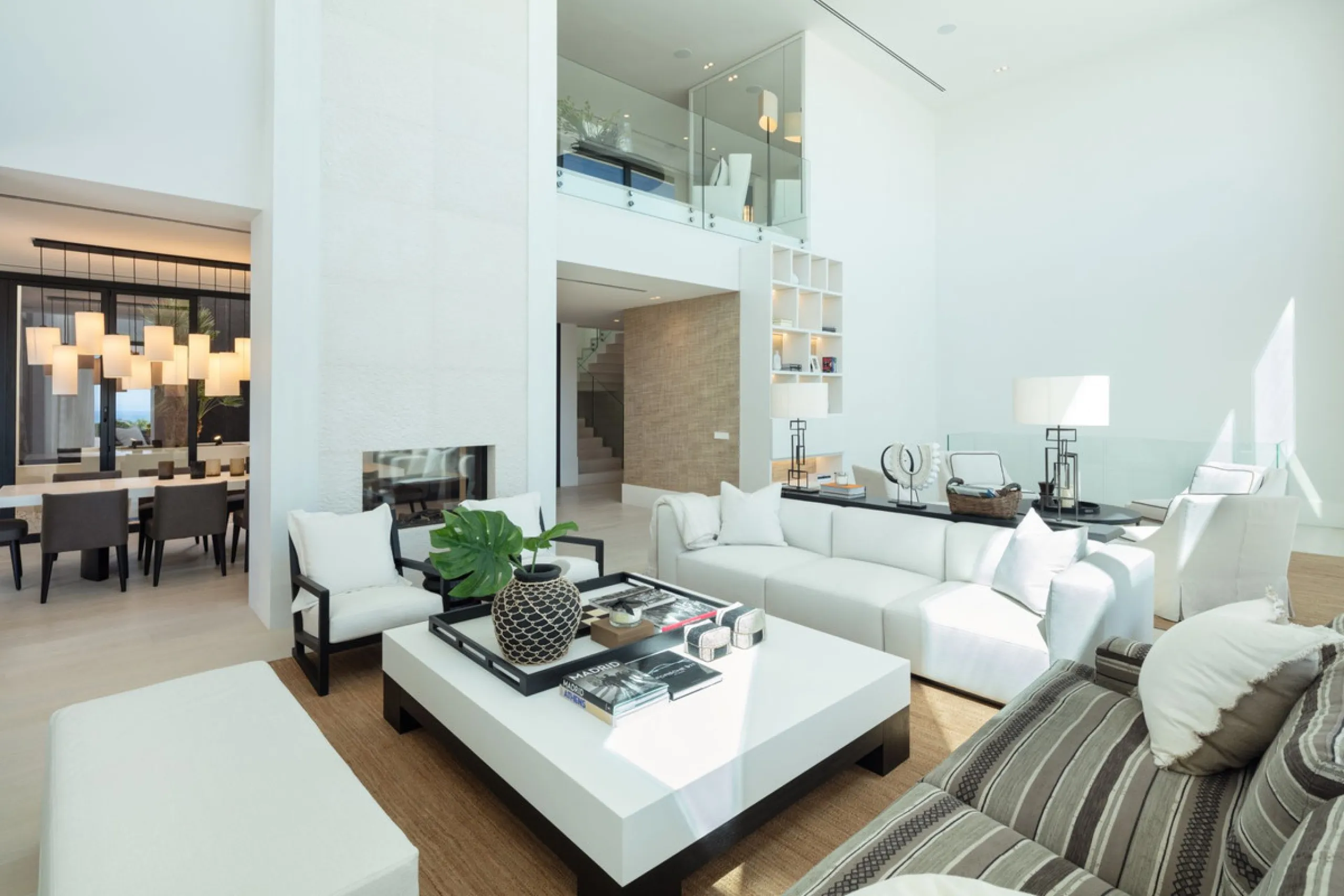 Bespoke and brand new contemporary home, situated on one of the last remaining available plots in El Herrojo, within the La Quinta Golf & Country Club resort, offering maximum accommodation in a prime location. The villa has been built and design to the h
