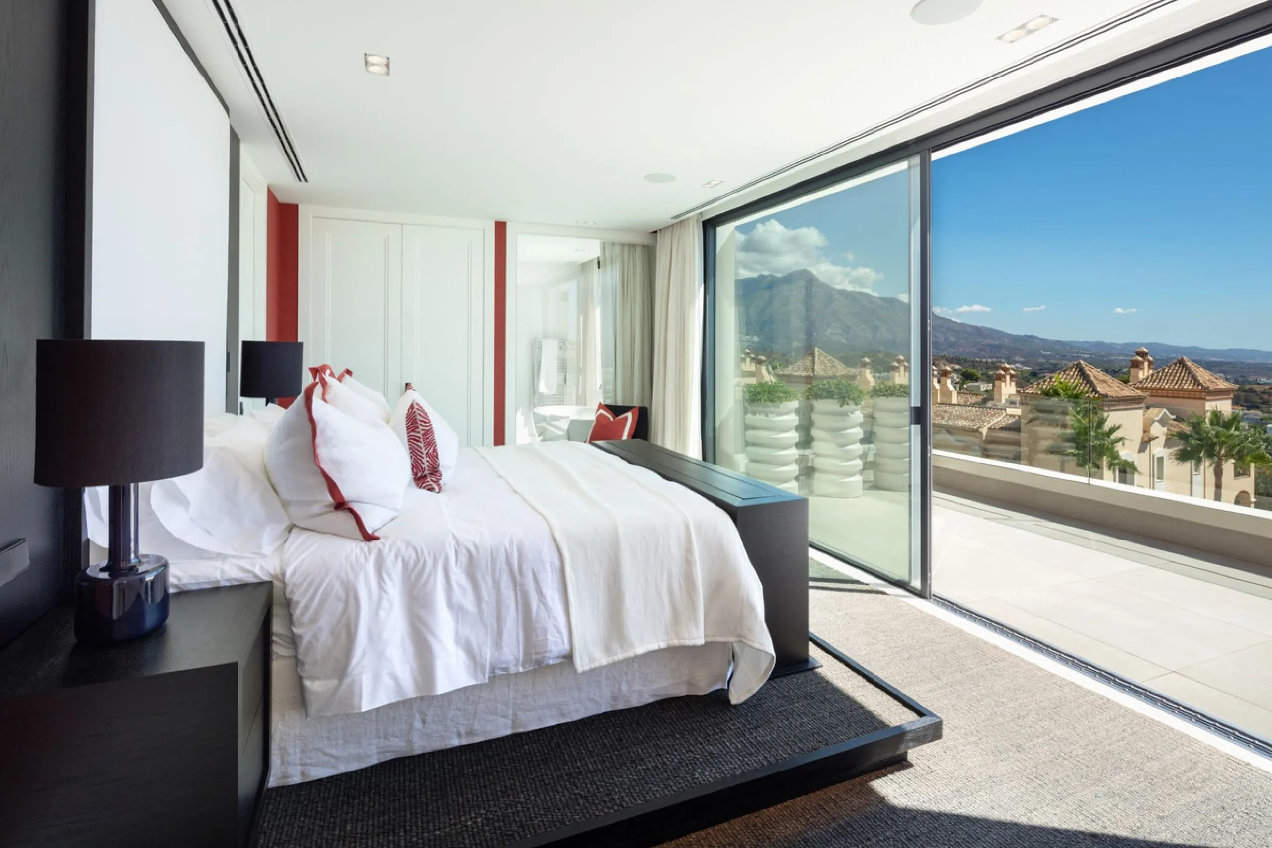 Bespoke and brand new contemporary home, situated on one of the last remaining available plots in El Herrojo, within the La Quinta Golf & Country Club resort, offering maximum accommodation in a prime location. The villa has been built and design to the h