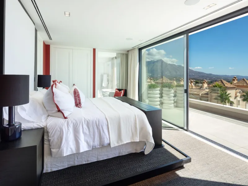 Bespoke and brand new contemporary home, situated on one of the last remaining available plots in El Herrojo, within the La Quinta Golf & Country Club resort, offering maximum accommodation in a prime location. The villa has been built and design to the h
