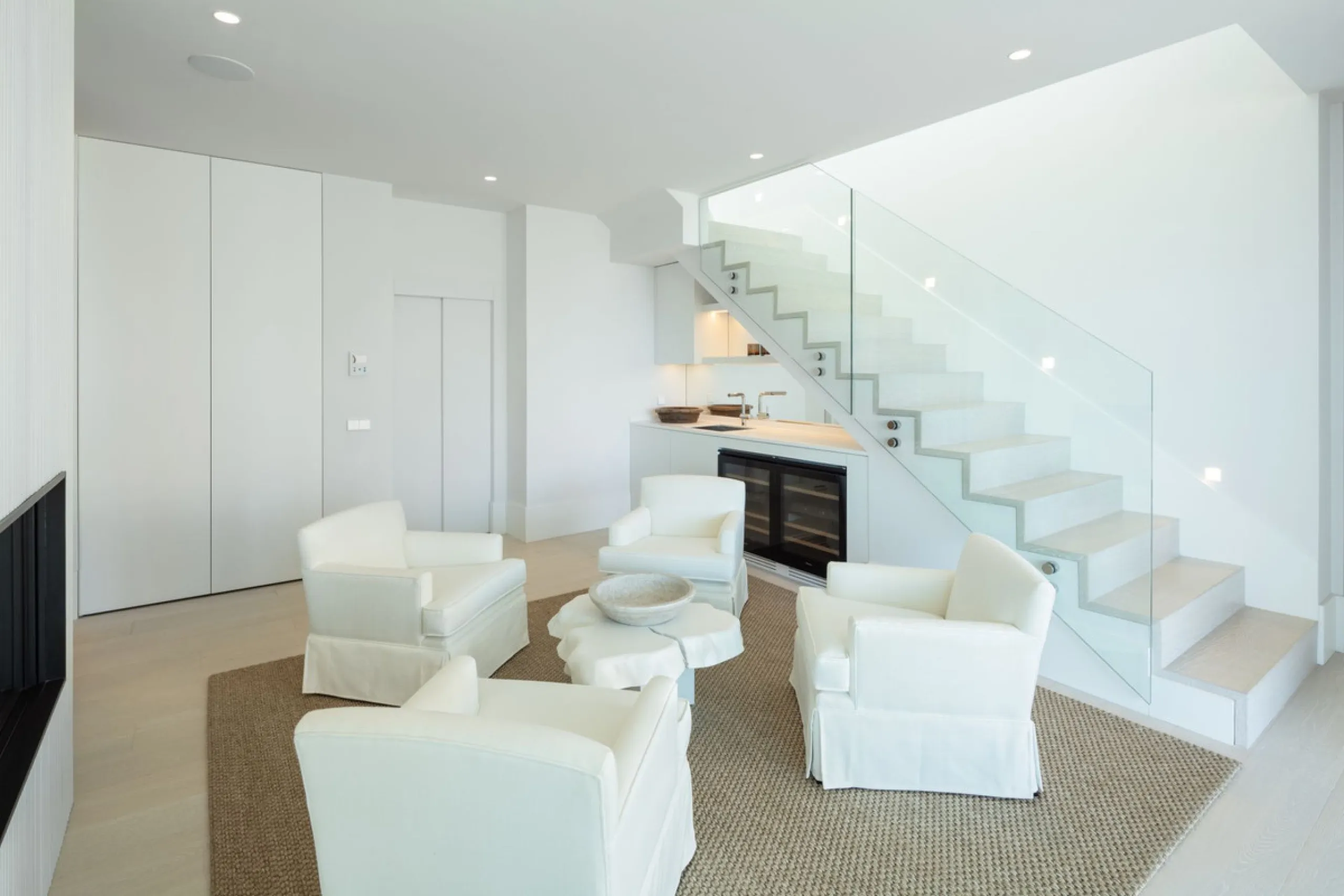 Bespoke and brand new contemporary home, situated on one of the last remaining available plots in El Herrojo, within the La Quinta Golf & Country Club resort, offering maximum accommodation in a prime location. The villa has been built and design to the h