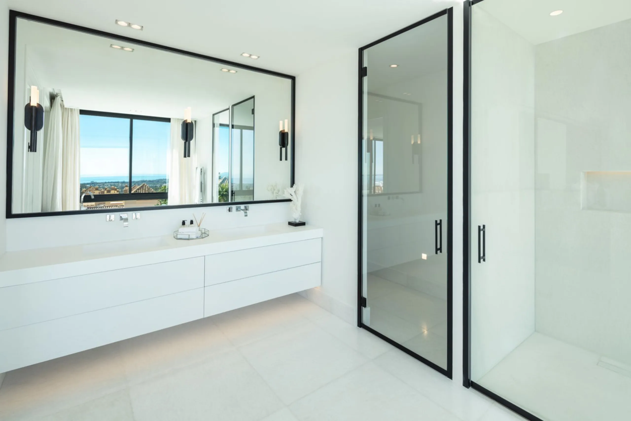 Bespoke and brand new contemporary home, situated on one of the last remaining available plots in El Herrojo, within the La Quinta Golf & Country Club resort, offering maximum accommodation in a prime location. The villa has been built and design to the h