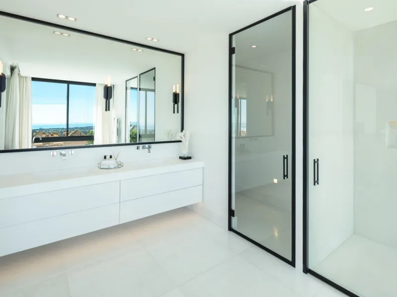 Bespoke and brand new contemporary home, situated on one of the last remaining available plots in El Herrojo, within the La Quinta Golf & Country Club resort, offering maximum accommodation in a prime location. The villa has been built and design to the h