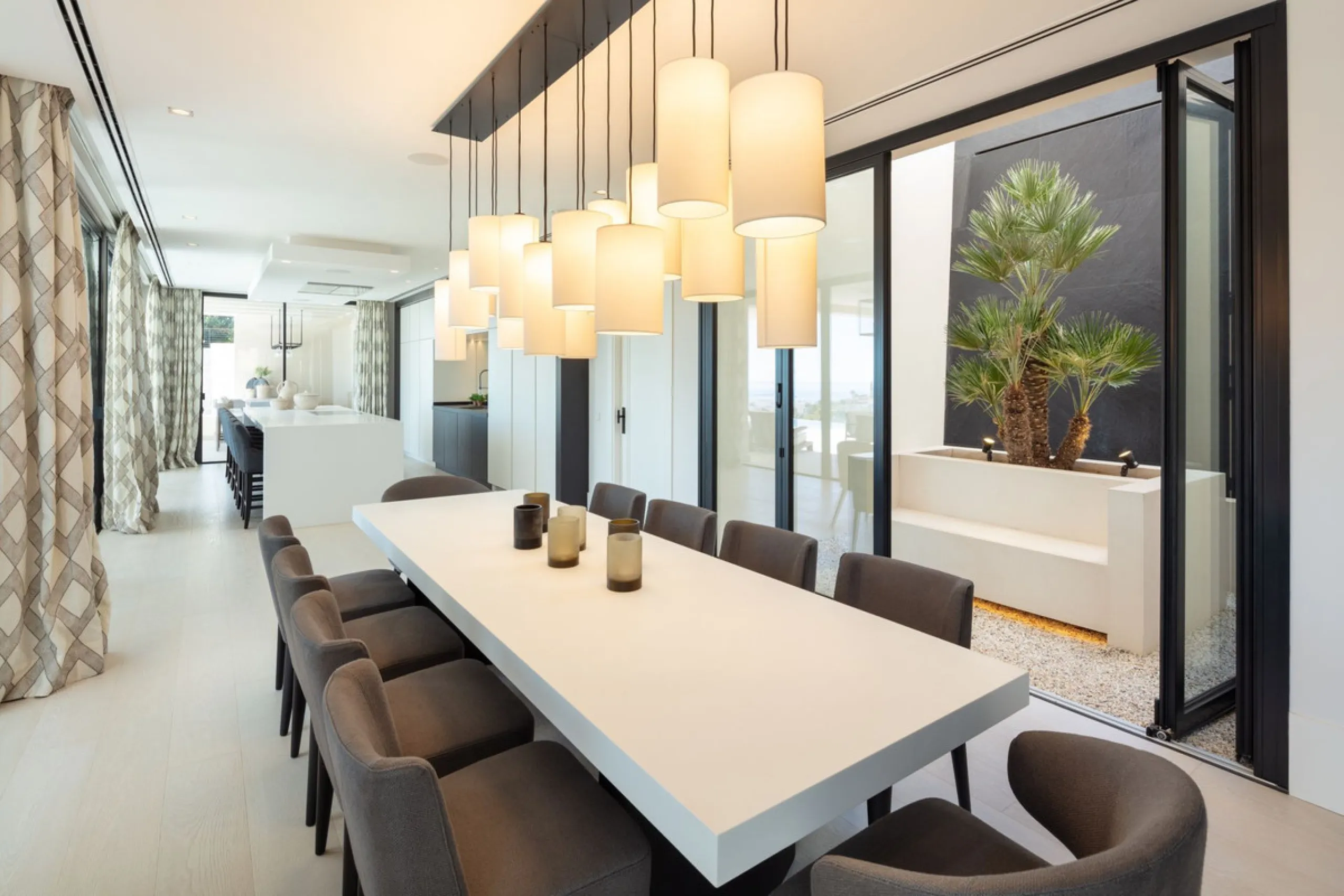 Bespoke and brand new contemporary home, situated on one of the last remaining available plots in El Herrojo, within the La Quinta Golf & Country Club resort, offering maximum accommodation in a prime location. The villa has been built and design to the h