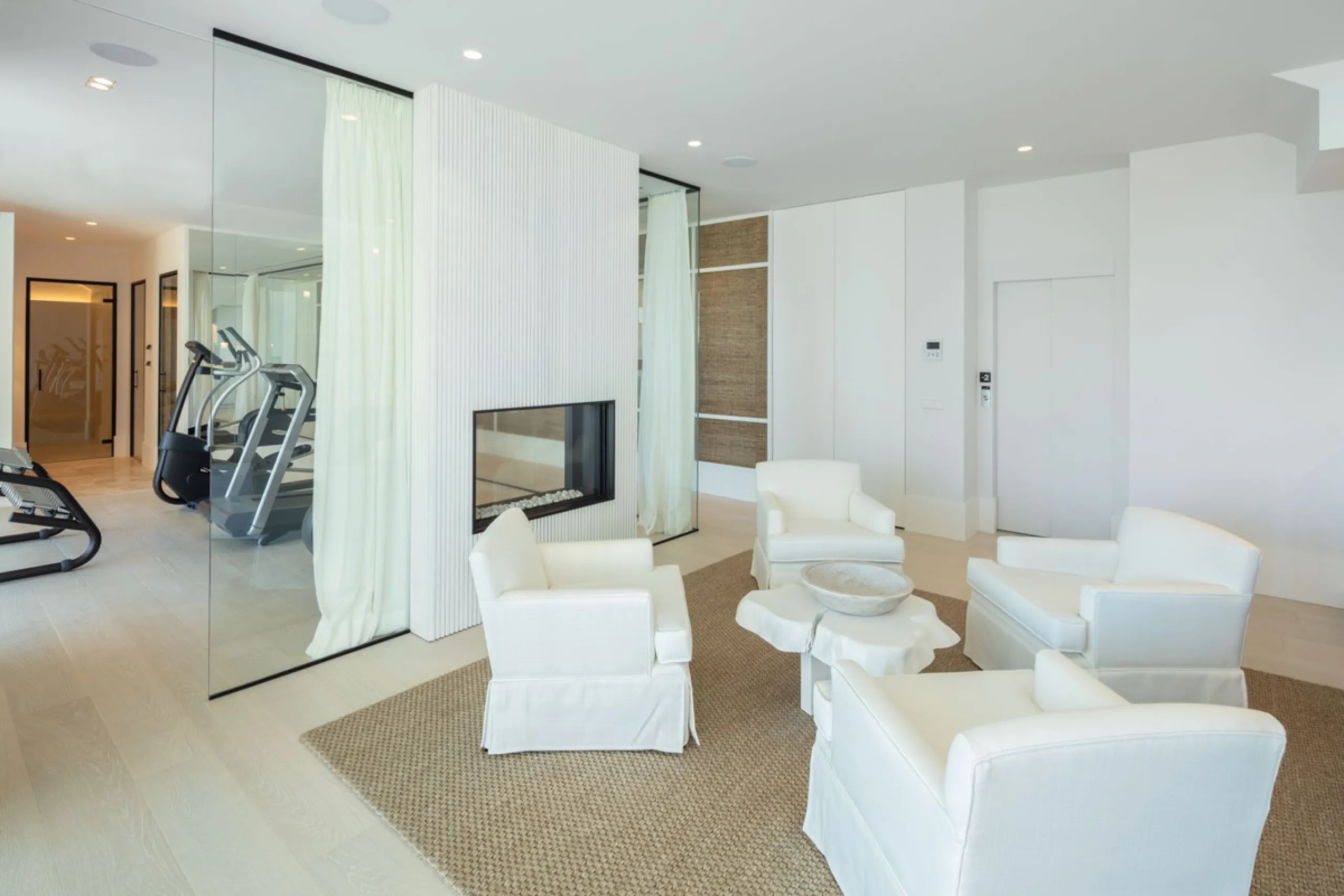 Bespoke and brand new contemporary home, situated on one of the last remaining available plots in El Herrojo, within the La Quinta Golf & Country Club resort, offering maximum accommodation in a prime location. The villa has been built and design to the h