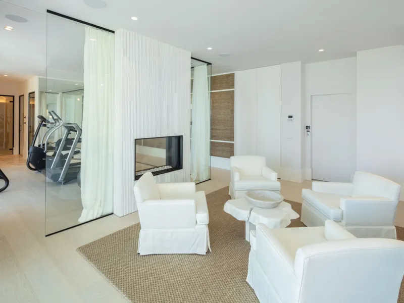 Bespoke and brand new contemporary home, situated on one of the last remaining available plots in El Herrojo, within the La Quinta Golf & Country Club resort, offering maximum accommodation in a prime location. The villa has been built and design to the h