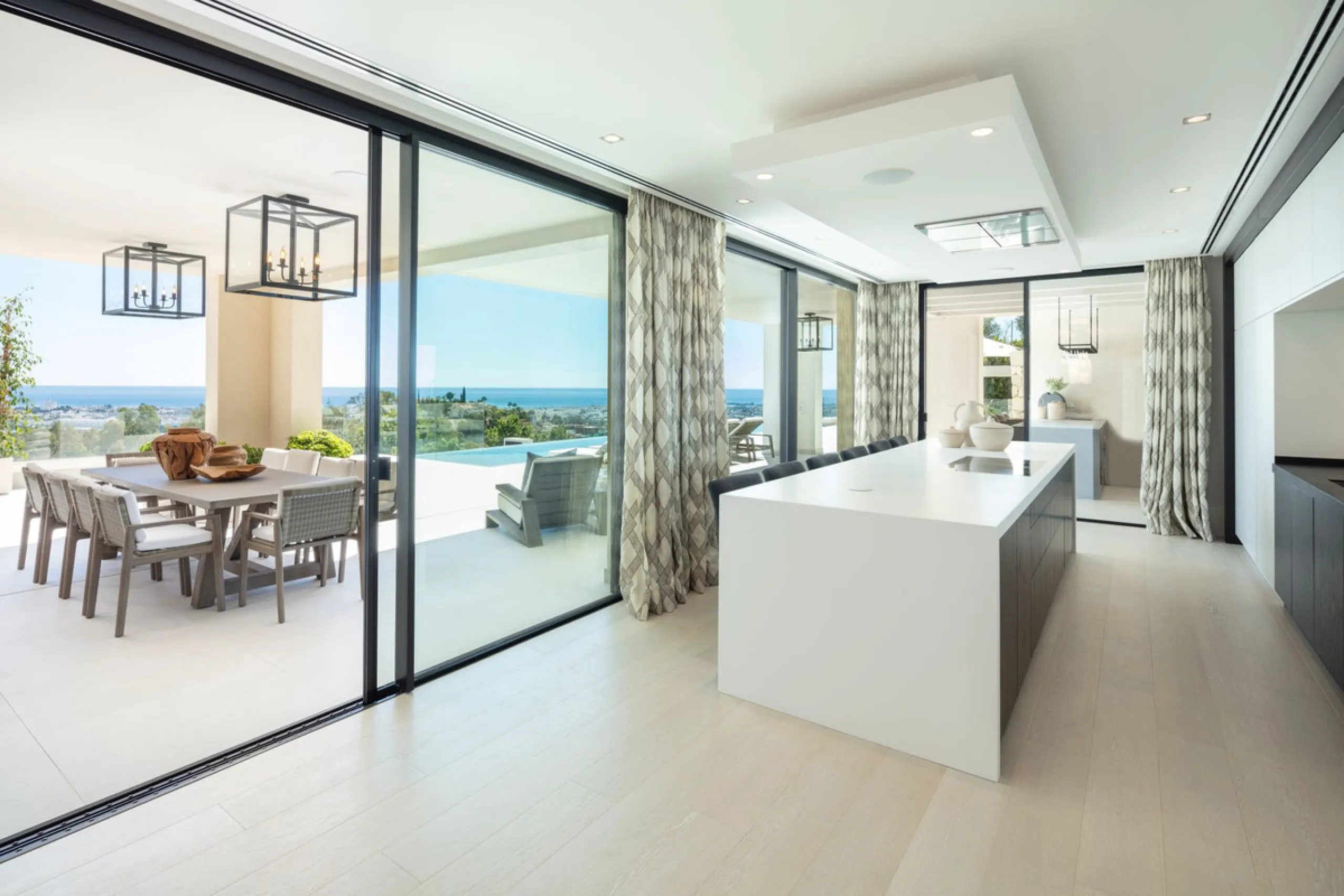 Bespoke and brand new contemporary home, situated on one of the last remaining available plots in El Herrojo, within the La Quinta Golf & Country Club resort, offering maximum accommodation in a prime location. The villa has been built and design to the h