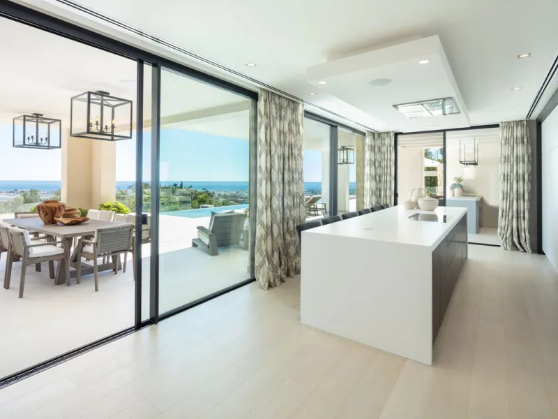 Bespoke and brand new contemporary home, situated on one of the last remaining available plots in El Herrojo, within the La Quinta Golf & Country Club resort, offering maximum accommodation in a prime location. The villa has been built and design to the h