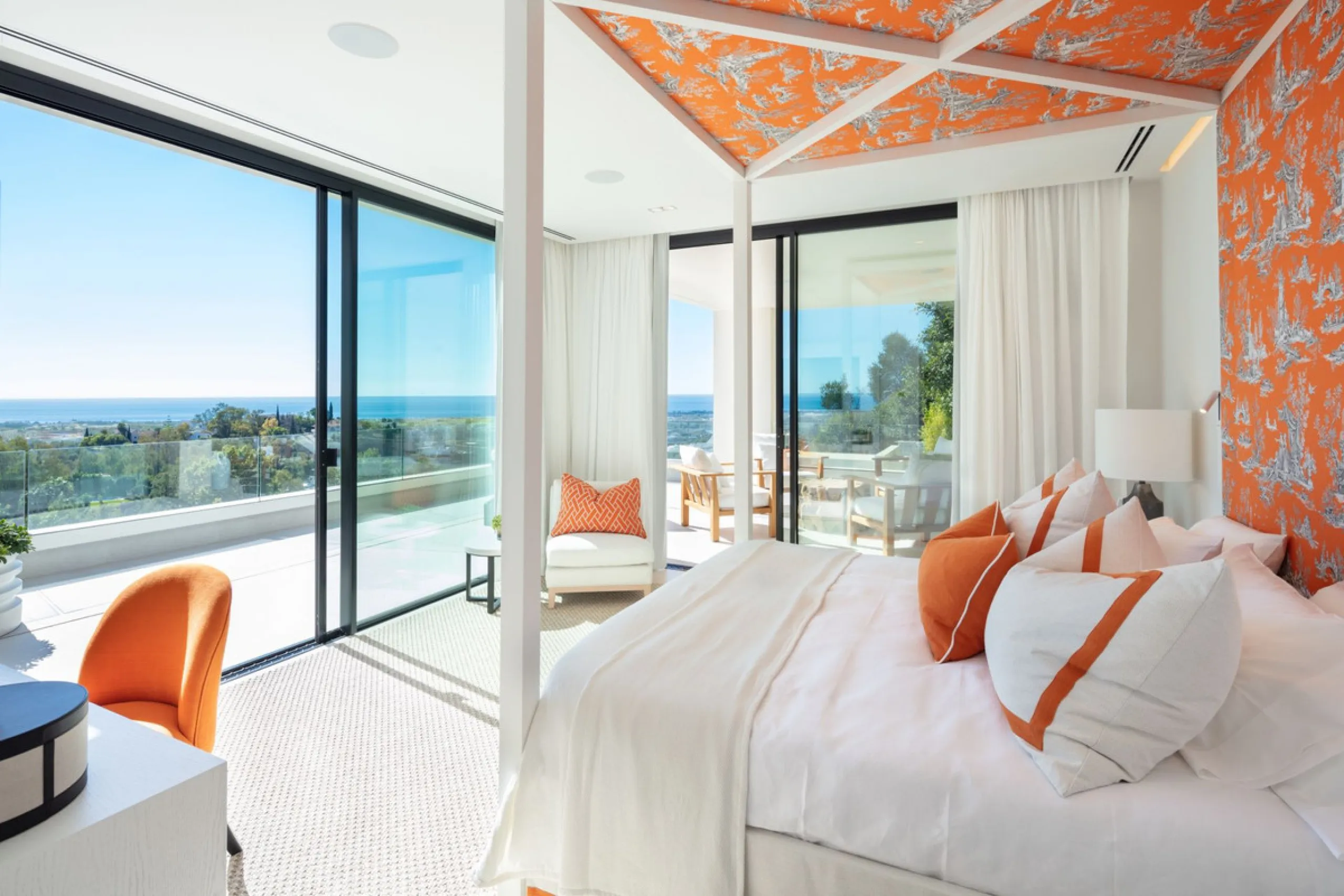 Bespoke and brand new contemporary home, situated on one of the last remaining available plots in El Herrojo, within the La Quinta Golf & Country Club resort, offering maximum accommodation in a prime location. The villa has been built and design to the h