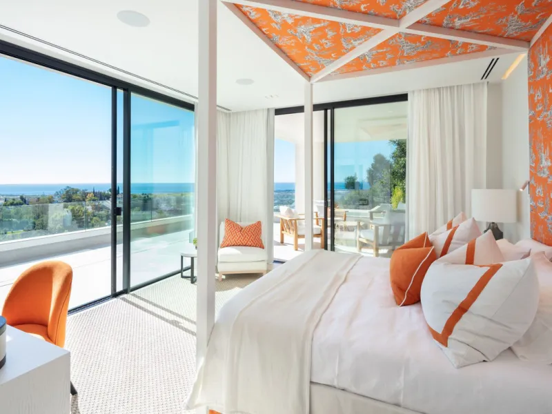 Bespoke and brand new contemporary home, situated on one of the last remaining available plots in El Herrojo, within the La Quinta Golf & Country Club resort, offering maximum accommodation in a prime location. The villa has been built and design to the h