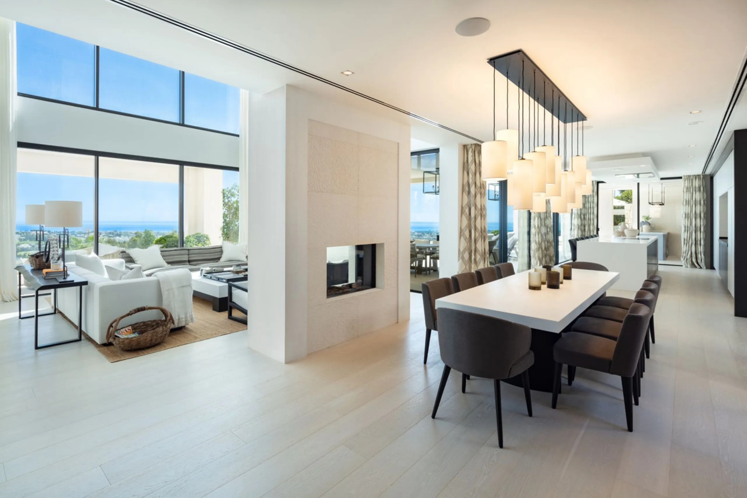 Bespoke and brand new contemporary home, situated on one of the last remaining available plots in El Herrojo, within the La Quinta Golf & Country Club resort, offering maximum accommodation in a prime location. The villa has been built and design to the h
