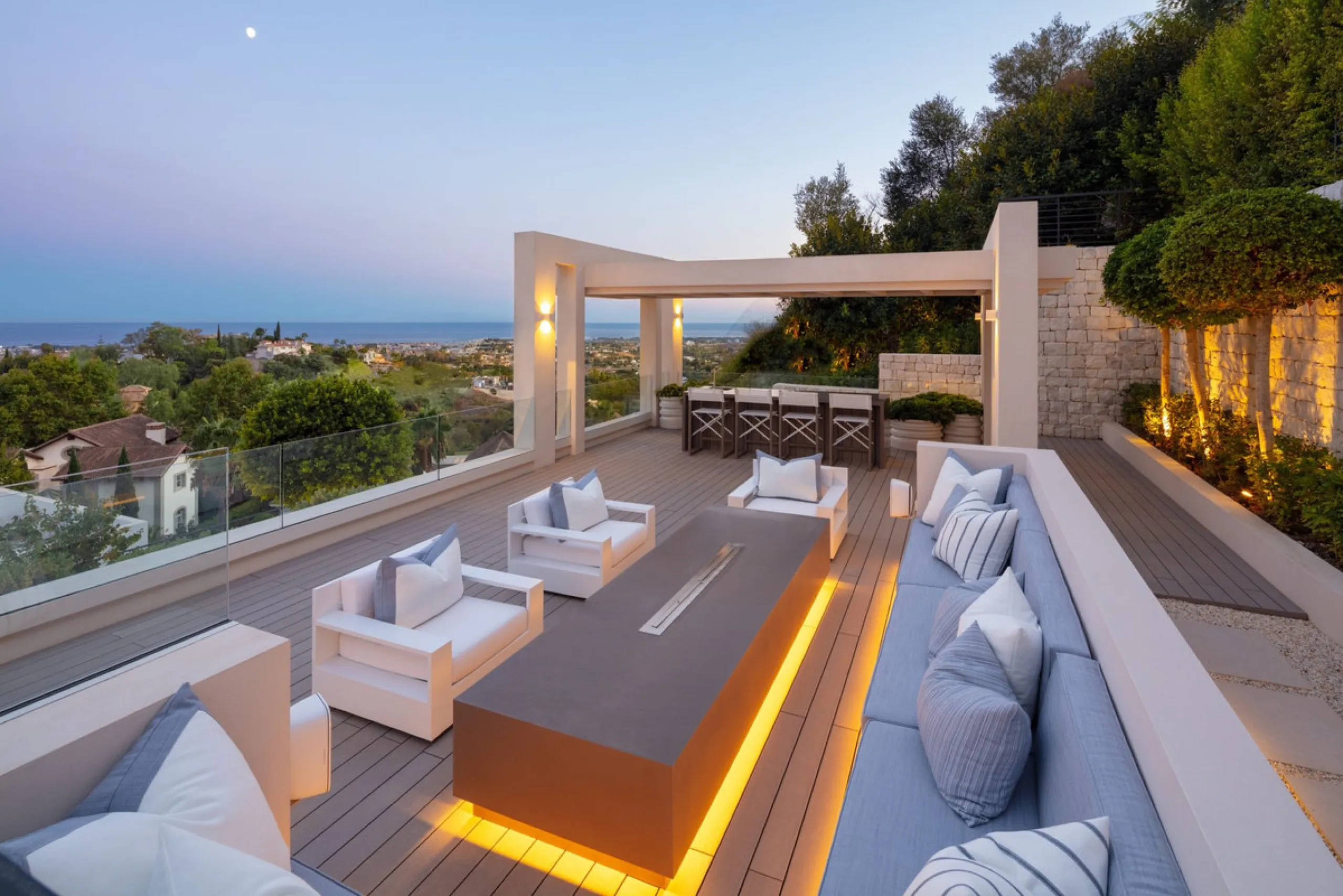Bespoke and brand new contemporary home, situated on one of the last remaining available plots in El Herrojo, within the La Quinta Golf & Country Club resort, offering maximum accommodation in a prime location. The villa has been built and design to the h
