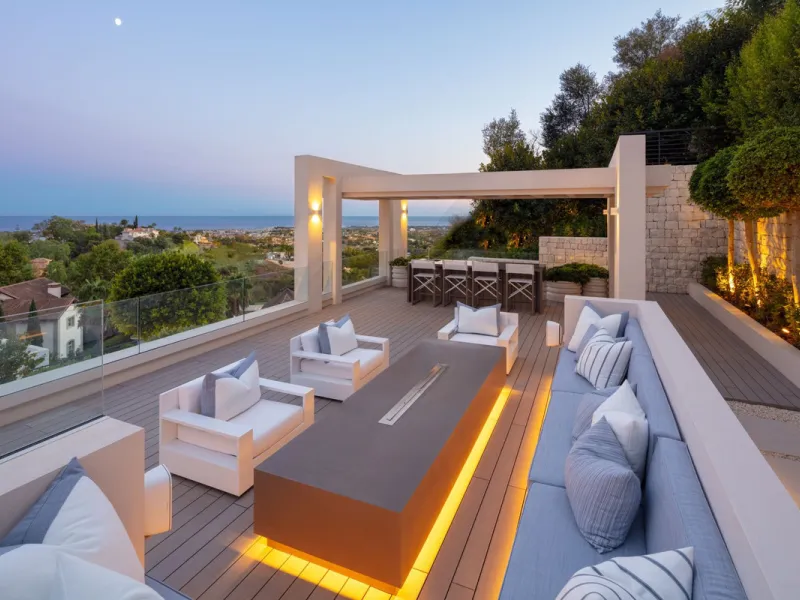 Bespoke and brand new contemporary home, situated on one of the last remaining available plots in El Herrojo, within the La Quinta Golf & Country Club resort, offering maximum accommodation in a prime location. The villa has been built and design to the h