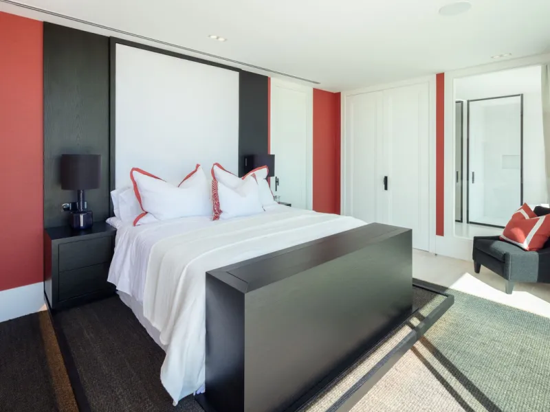 Bespoke and brand new contemporary home, situated on one of the last remaining available plots in El Herrojo, within the La Quinta Golf & Country Club resort, offering maximum accommodation in a prime location. The villa has been built and design to the h