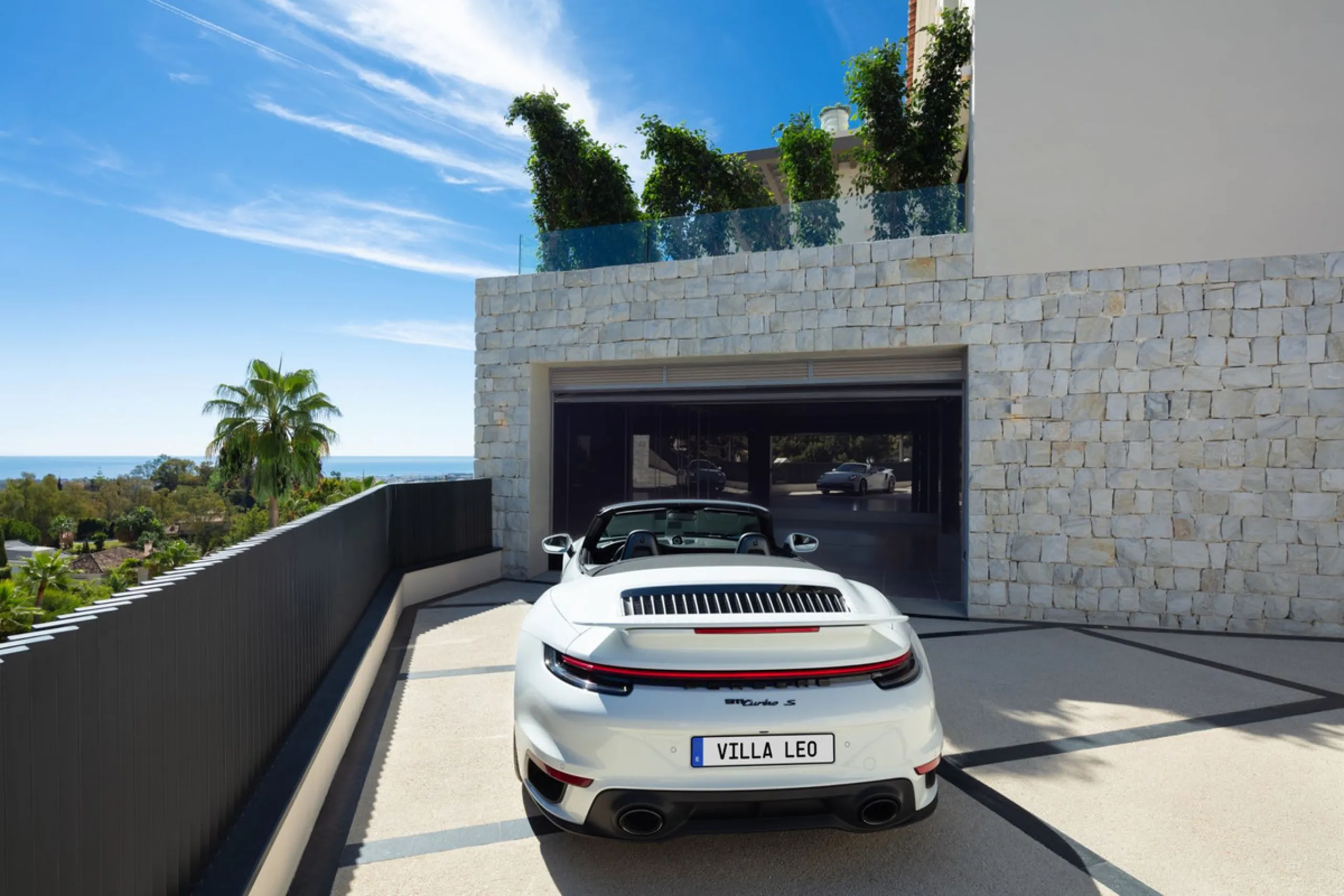 Bespoke and brand new contemporary home, situated on one of the last remaining available plots in El Herrojo, within the La Quinta Golf & Country Club resort, offering maximum accommodation in a prime location. The villa has been built and design to the h