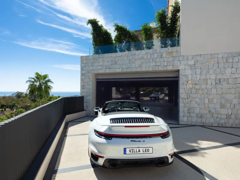 Bespoke and brand new contemporary home, situated on one of the last remaining available plots in El Herrojo, within the La Quinta Golf & Country Club resort, offering maximum accommodation in a prime location. The villa has been built and design to the h