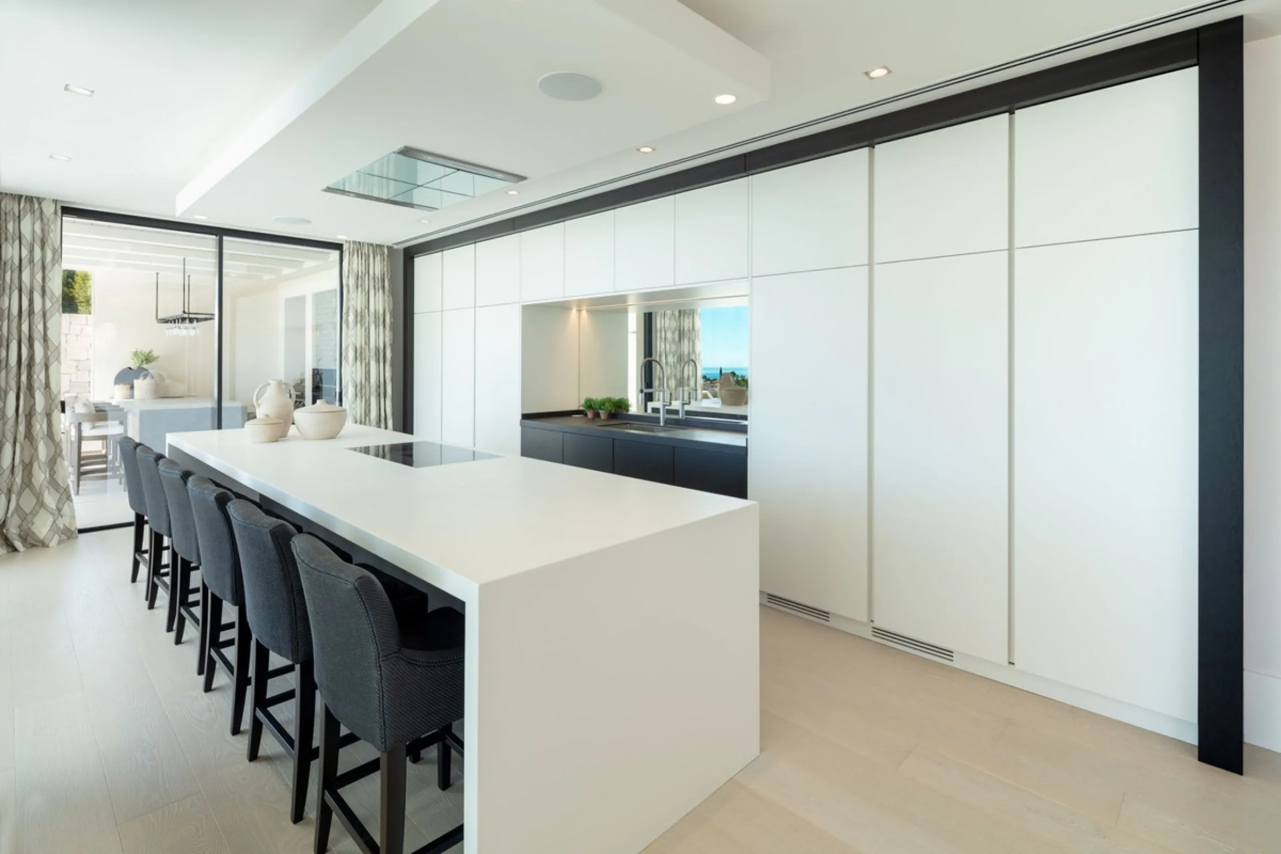 Bespoke and brand new contemporary home, situated on one of the last remaining available plots in El Herrojo, within the La Quinta Golf & Country Club resort, offering maximum accommodation in a prime location. The villa has been built and design to the h