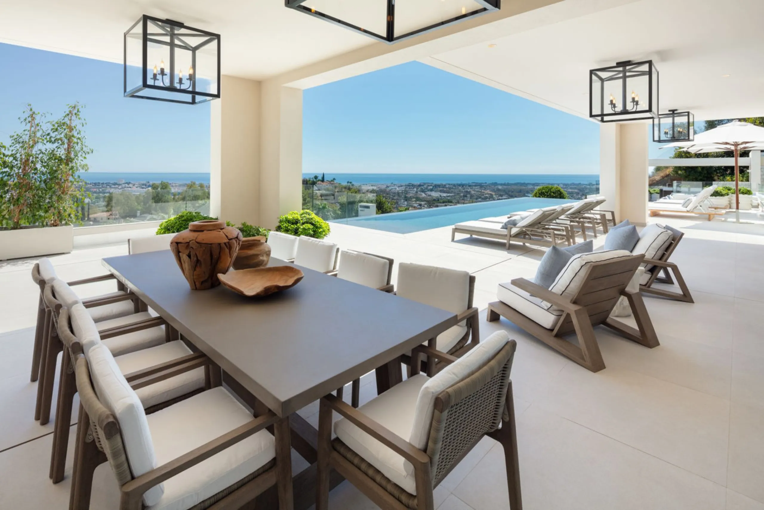 Bespoke and brand new contemporary home, situated on one of the last remaining available plots in El Herrojo, within the La Quinta Golf & Country Club resort, offering maximum accommodation in a prime location. The villa has been built and design to the h
