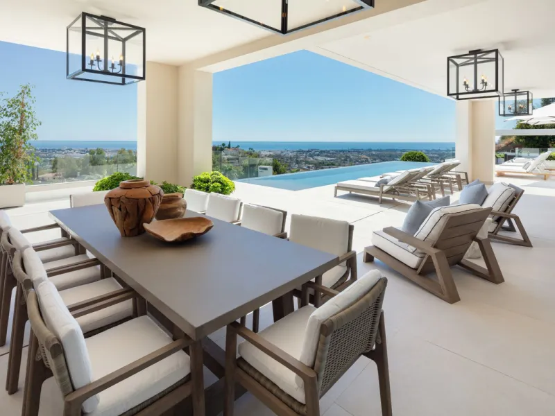 Bespoke and brand new contemporary home, situated on one of the last remaining available plots in El Herrojo, within the La Quinta Golf & Country Club resort, offering maximum accommodation in a prime location. The villa has been built and design to the h