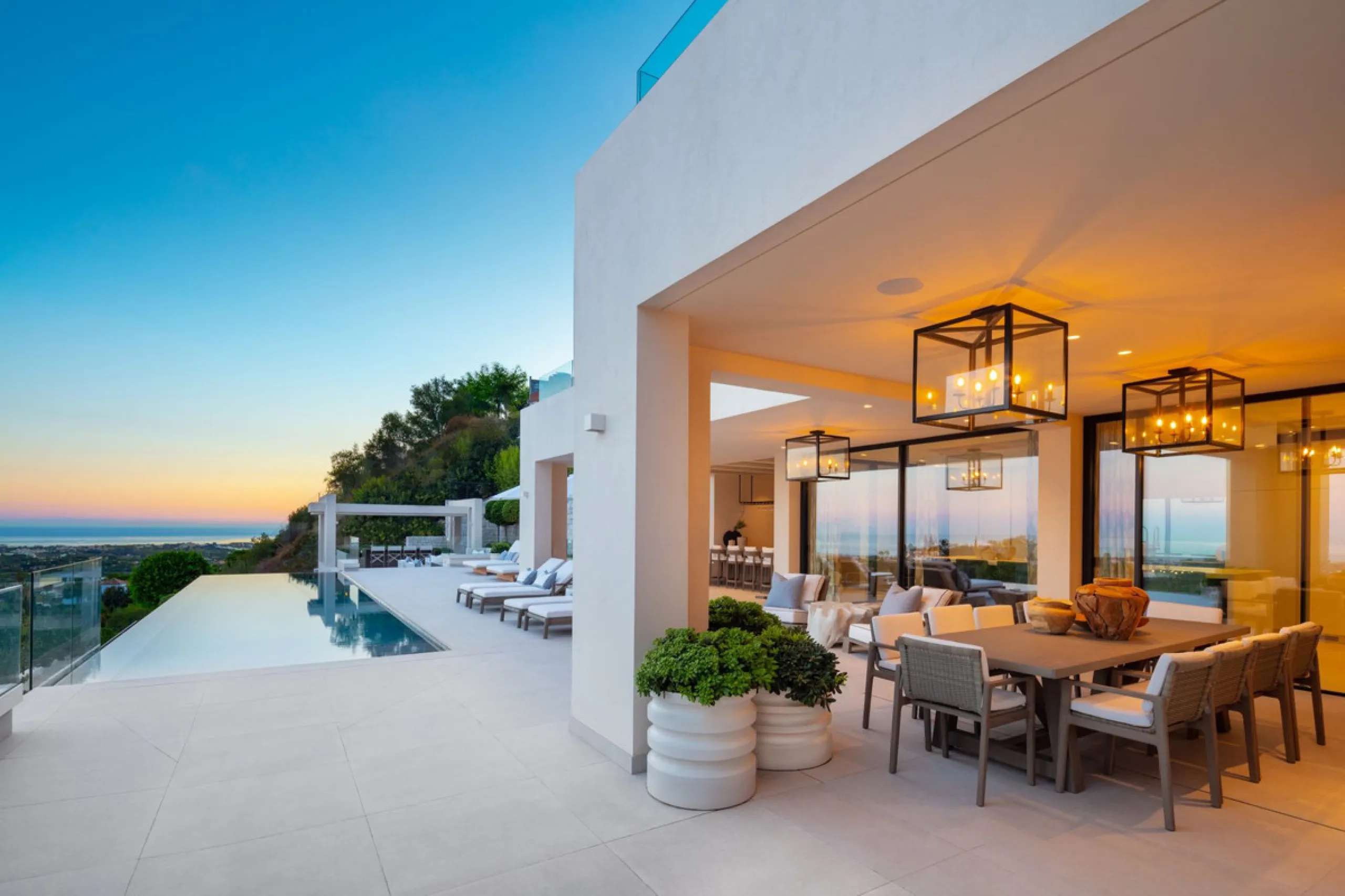 Bespoke and brand new contemporary home, situated on one of the last remaining available plots in El Herrojo, within the La Quinta Golf & Country Club resort, offering maximum accommodation in a prime location. The villa has been built and design to the h