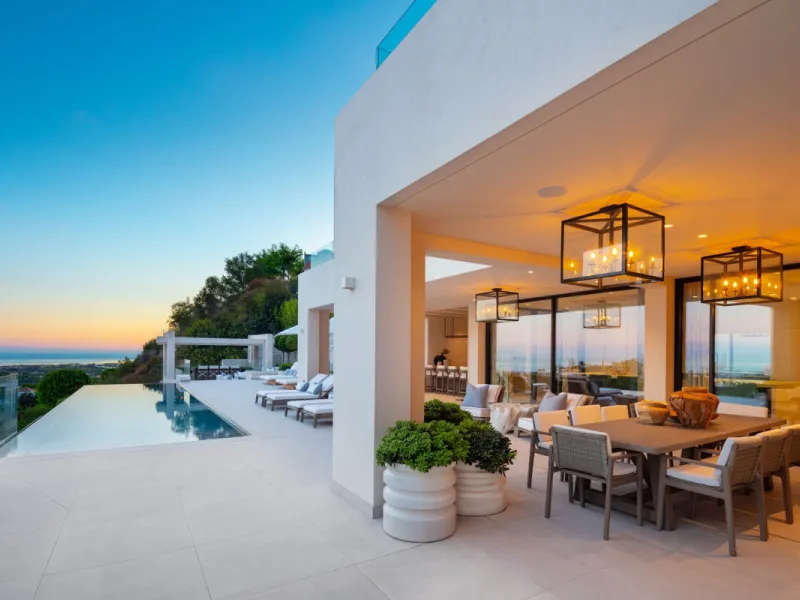 Bespoke and brand new contemporary home, situated on one of the last remaining available plots in El Herrojo, within the La Quinta Golf & Country Club resort, offering maximum accommodation in a prime location. The villa has been built and design to the h