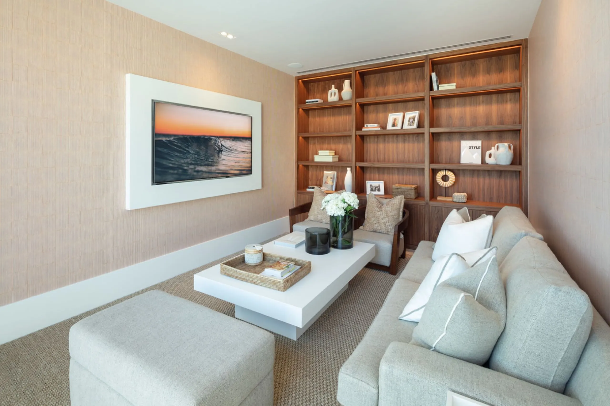 Bespoke and brand new contemporary home, situated on one of the last remaining available plots in El Herrojo, within the La Quinta Golf & Country Club resort, offering maximum accommodation in a prime location. The villa has been built and design to the h