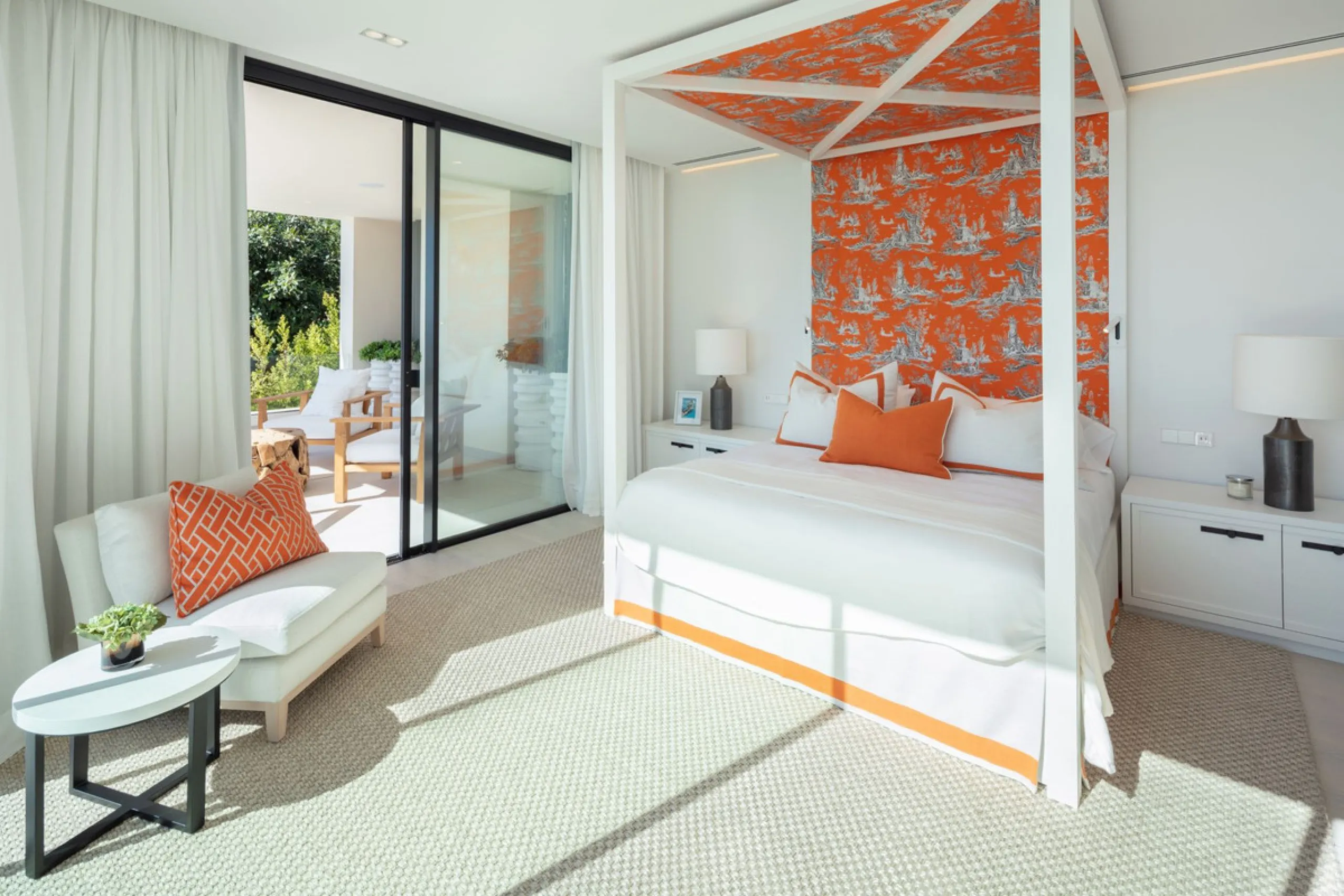 Bespoke and brand new contemporary home, situated on one of the last remaining available plots in El Herrojo, within the La Quinta Golf & Country Club resort, offering maximum accommodation in a prime location. The villa has been built and design to the h
