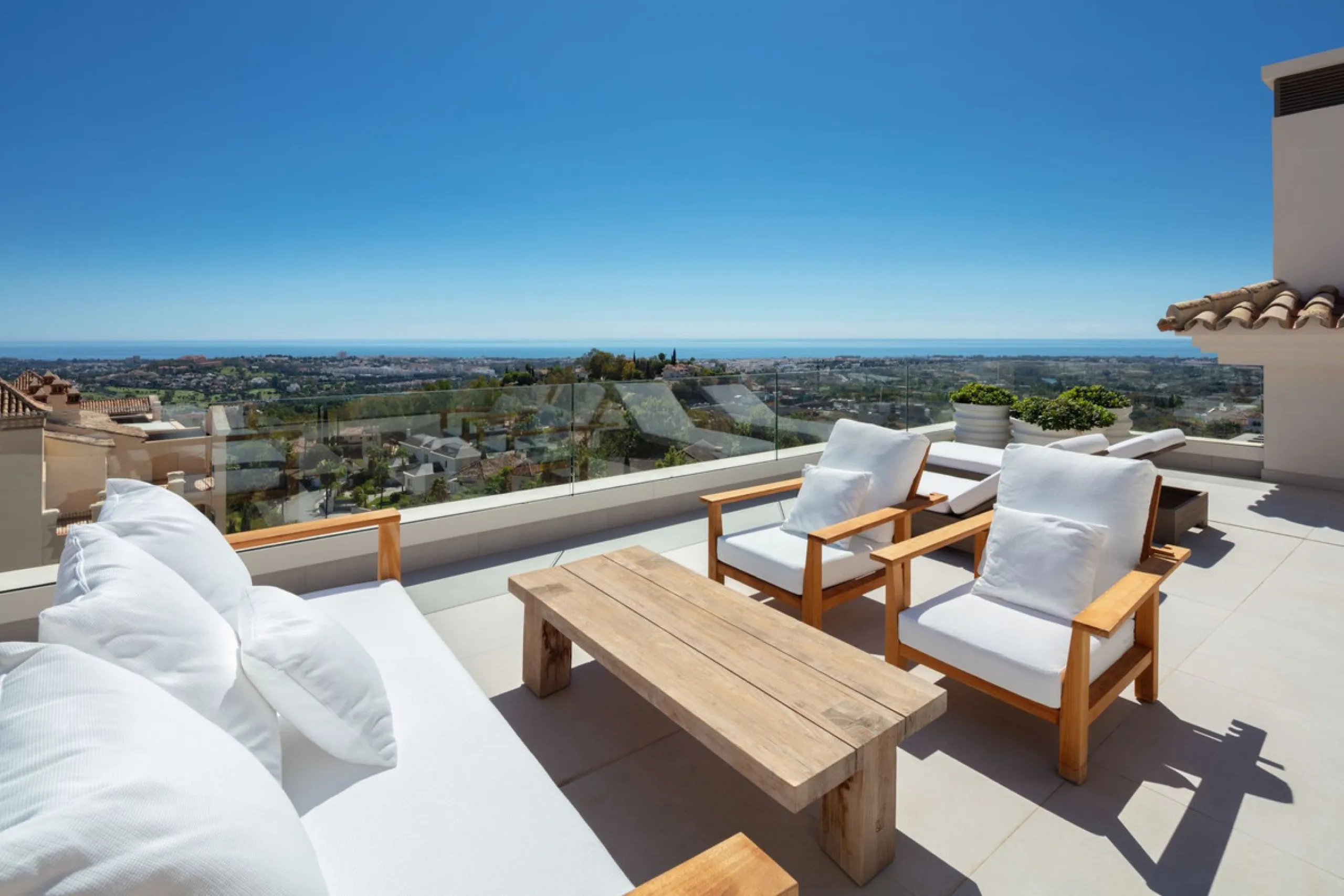 Bespoke and brand new contemporary home, situated on one of the last remaining available plots in El Herrojo, within the La Quinta Golf & Country Club resort, offering maximum accommodation in a prime location. The villa has been built and design to the h