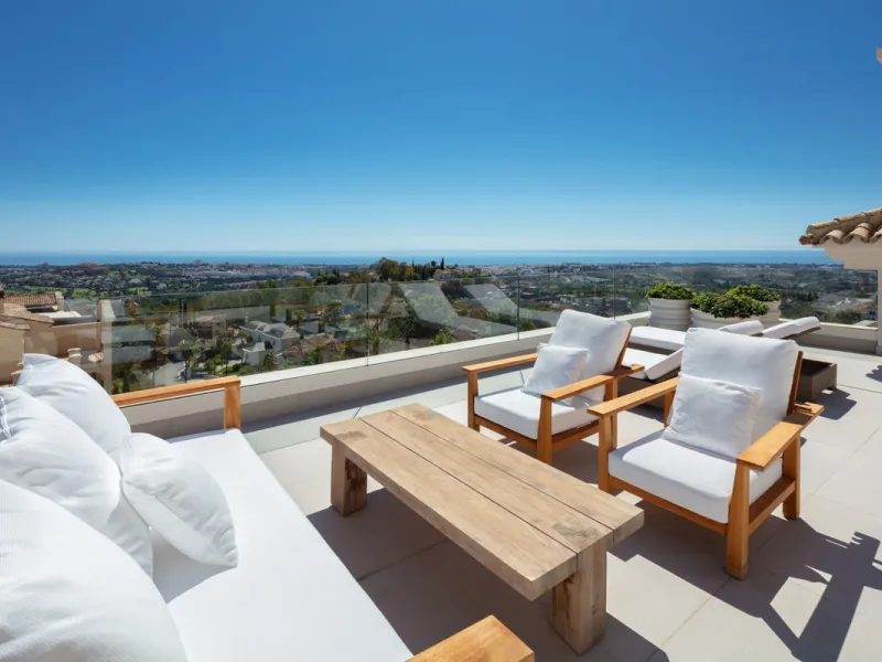 Bespoke and brand new contemporary home, situated on one of the last remaining available plots in El Herrojo, within the La Quinta Golf & Country Club resort, offering maximum accommodation in a prime location. The villa has been built and design to the h