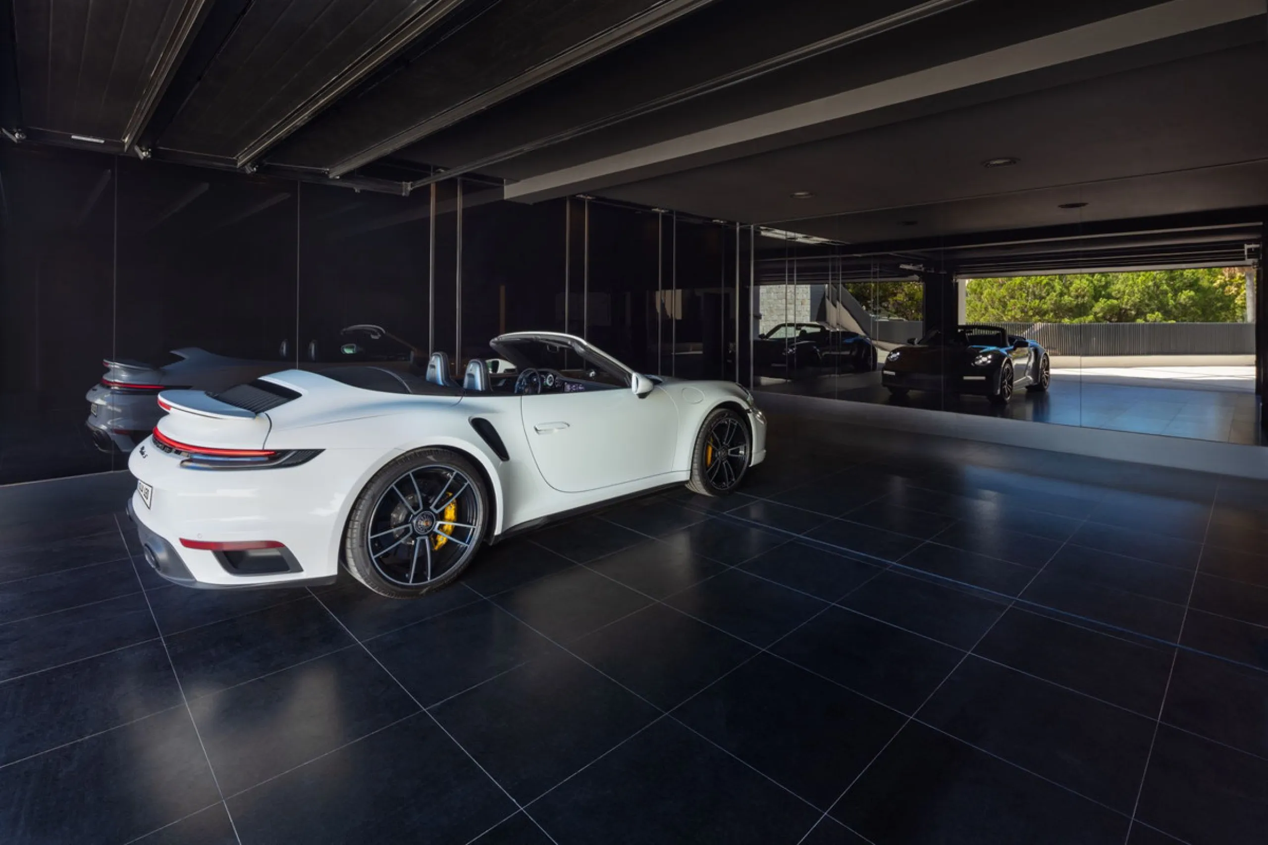 Bespoke and brand new contemporary home, situated on one of the last remaining available plots in El Herrojo, within the La Quinta Golf & Country Club resort, offering maximum accommodation in a prime location. The villa has been built and design to the h