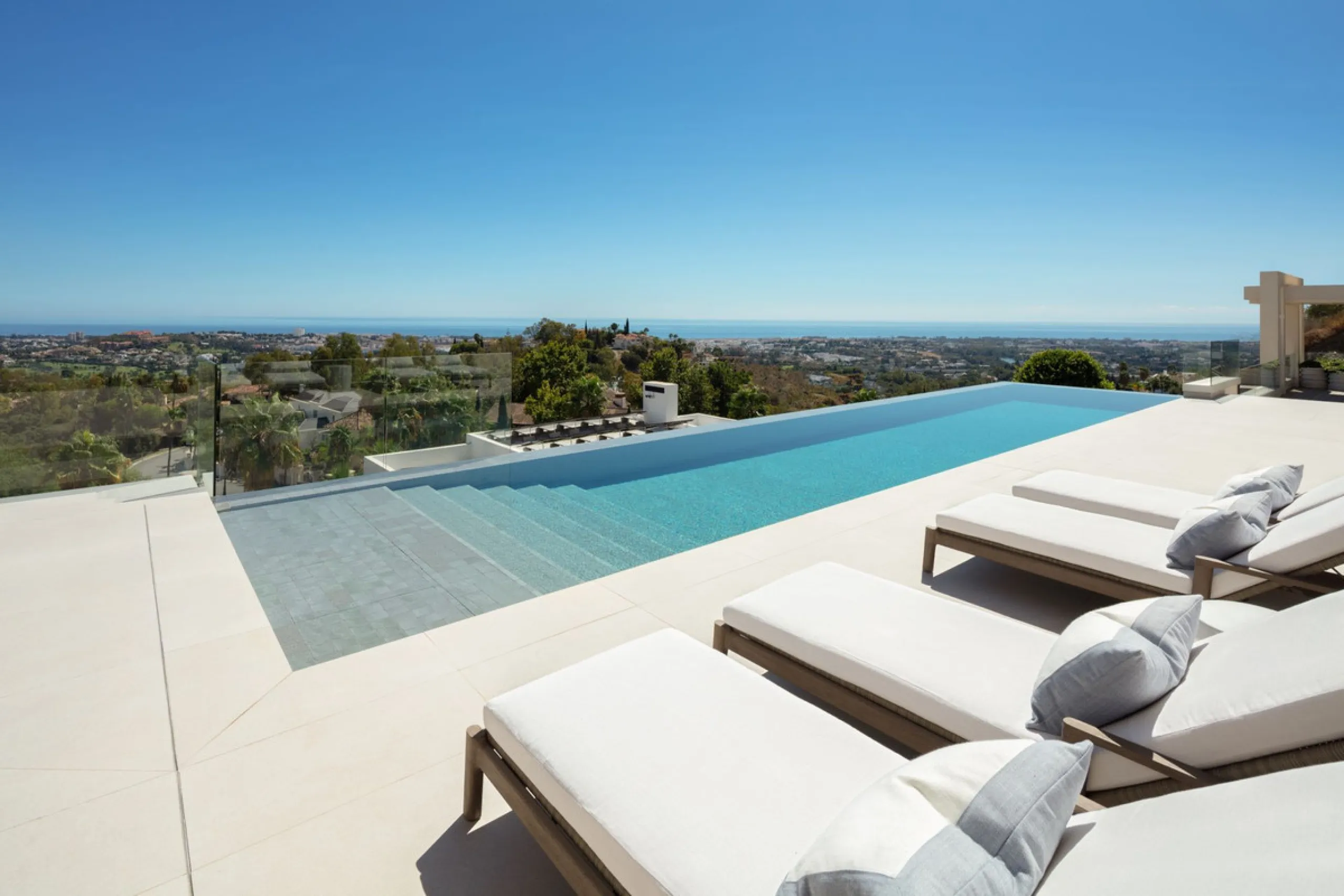 Bespoke and brand new contemporary home, situated on one of the last remaining available plots in El Herrojo, within the La Quinta Golf & Country Club resort, offering maximum accommodation in a prime location. The villa has been built and design to the h