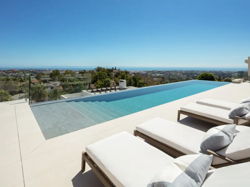 Bespoke and brand new contemporary home, situated on one of the last remaining available plots in El Herrojo, within the La Quinta Golf & Country Club resort, offering maximum accommodation in a prime location. The villa has been built and design to the h