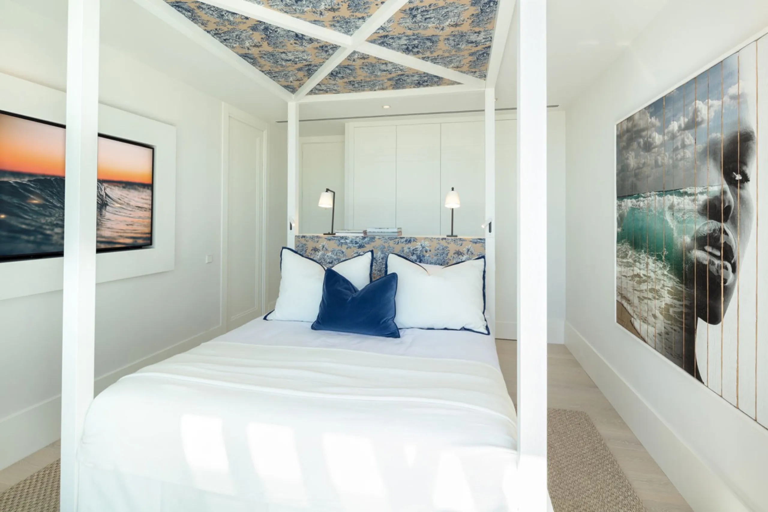 Bespoke and brand new contemporary home, situated on one of the last remaining available plots in El Herrojo, within the La Quinta Golf & Country Club resort, offering maximum accommodation in a prime location. The villa has been built and design to the h