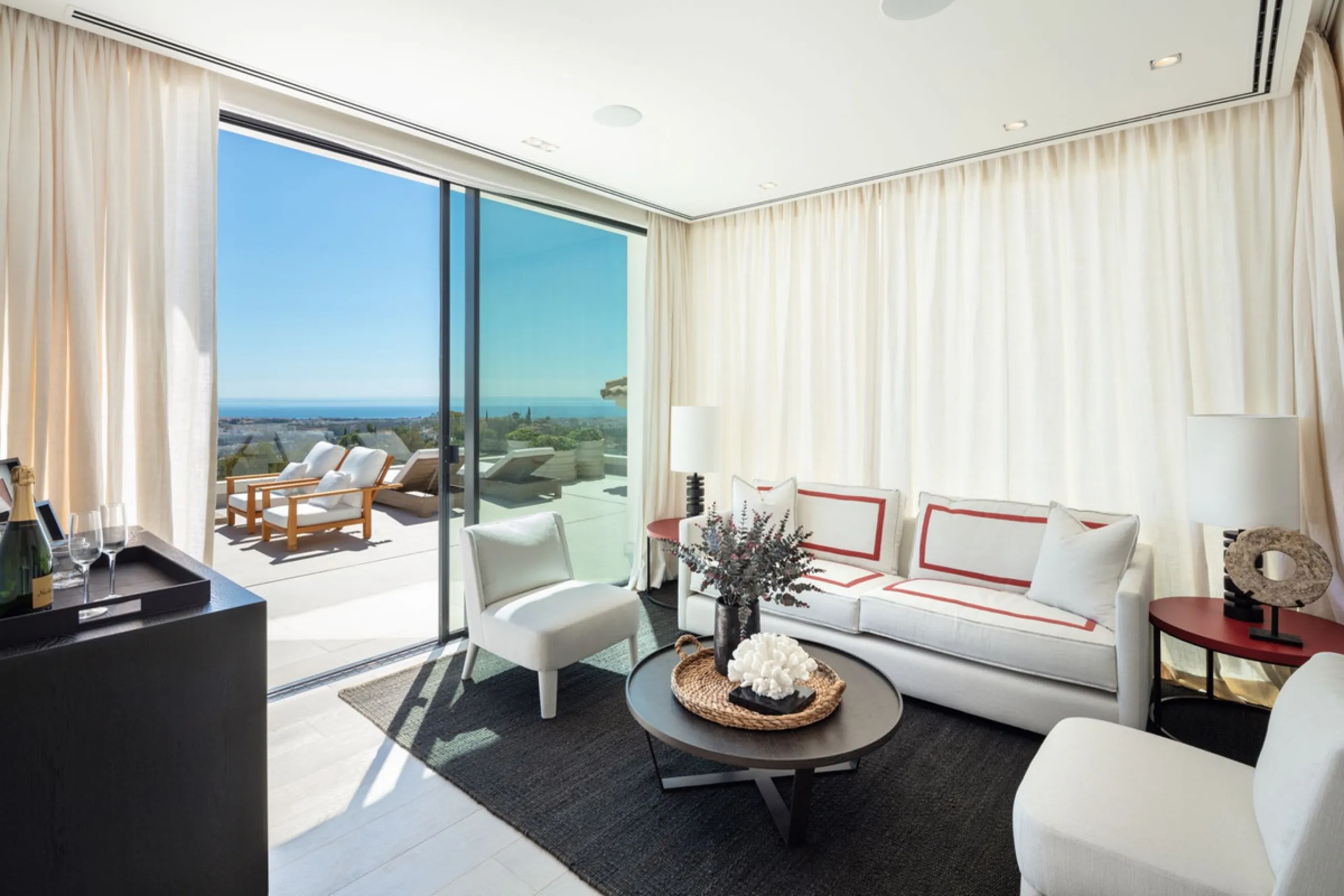 Bespoke and brand new contemporary home, situated on one of the last remaining available plots in El Herrojo, within the La Quinta Golf & Country Club resort, offering maximum accommodation in a prime location. The villa has been built and design to the h