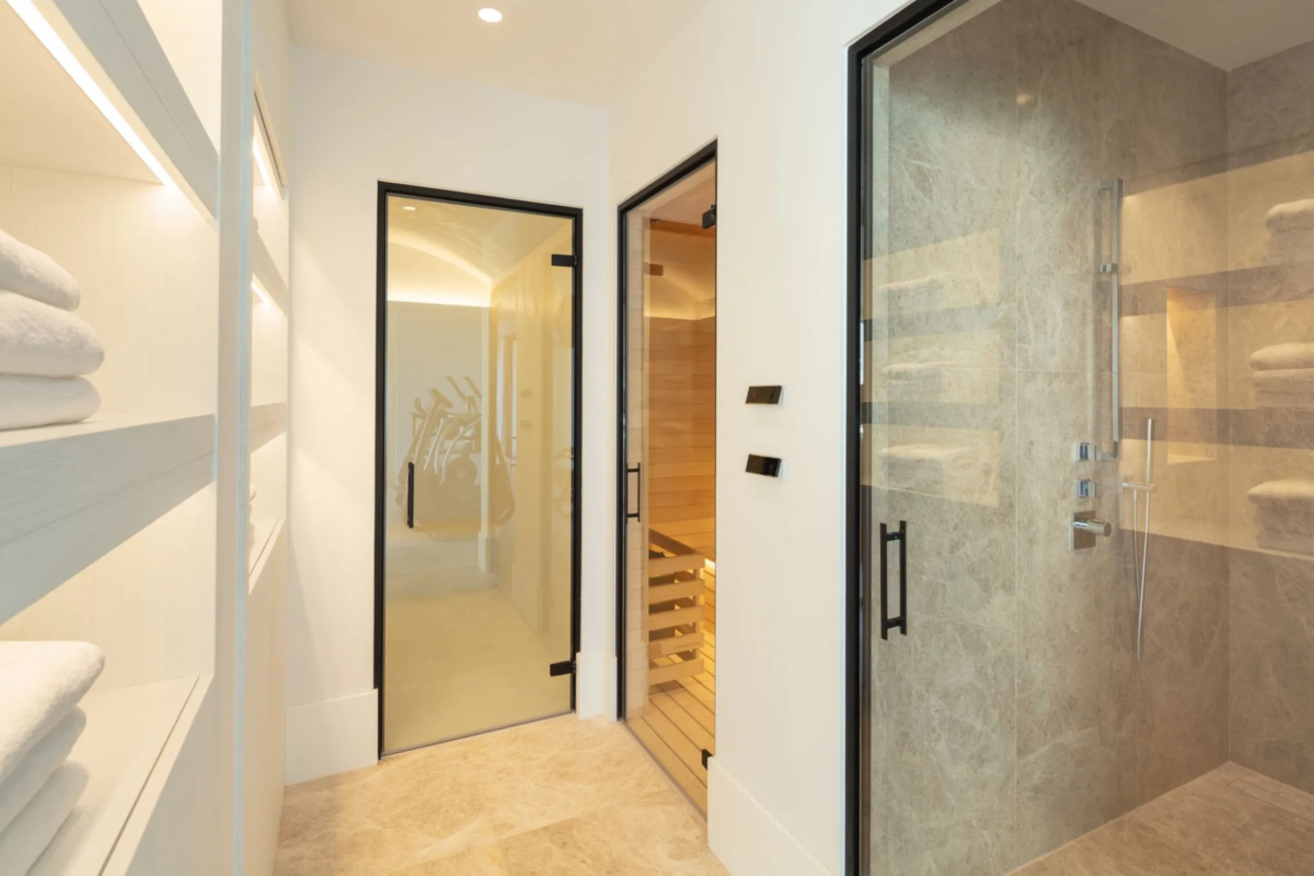 Bespoke and brand new contemporary home, situated on one of the last remaining available plots in El Herrojo, within the La Quinta Golf & Country Club resort, offering maximum accommodation in a prime location. The villa has been built and design to the h
