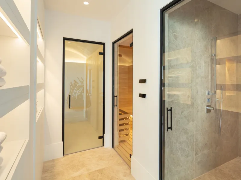 Bespoke and brand new contemporary home, situated on one of the last remaining available plots in El Herrojo, within the La Quinta Golf & Country Club resort, offering maximum accommodation in a prime location. The villa has been built and design to the h